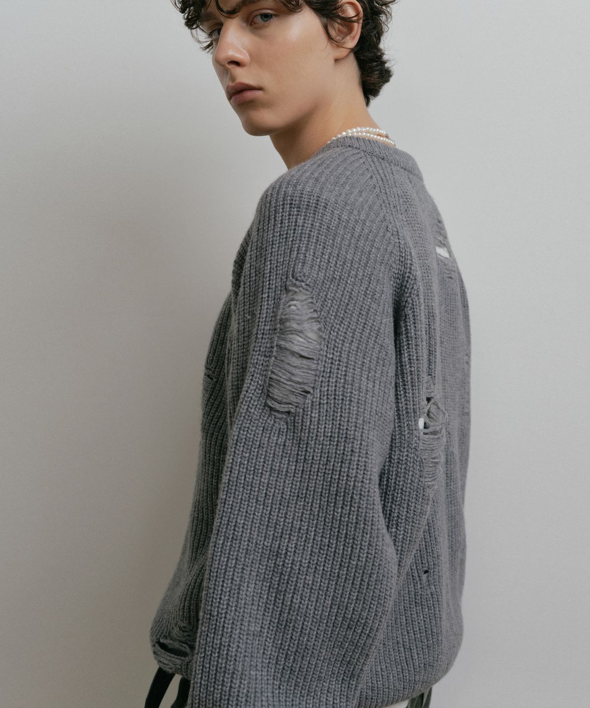 더스티화이트(DUSTYWHITE) GREY LOOSE FIT DESTROYED WOOL KNIT SWEATER