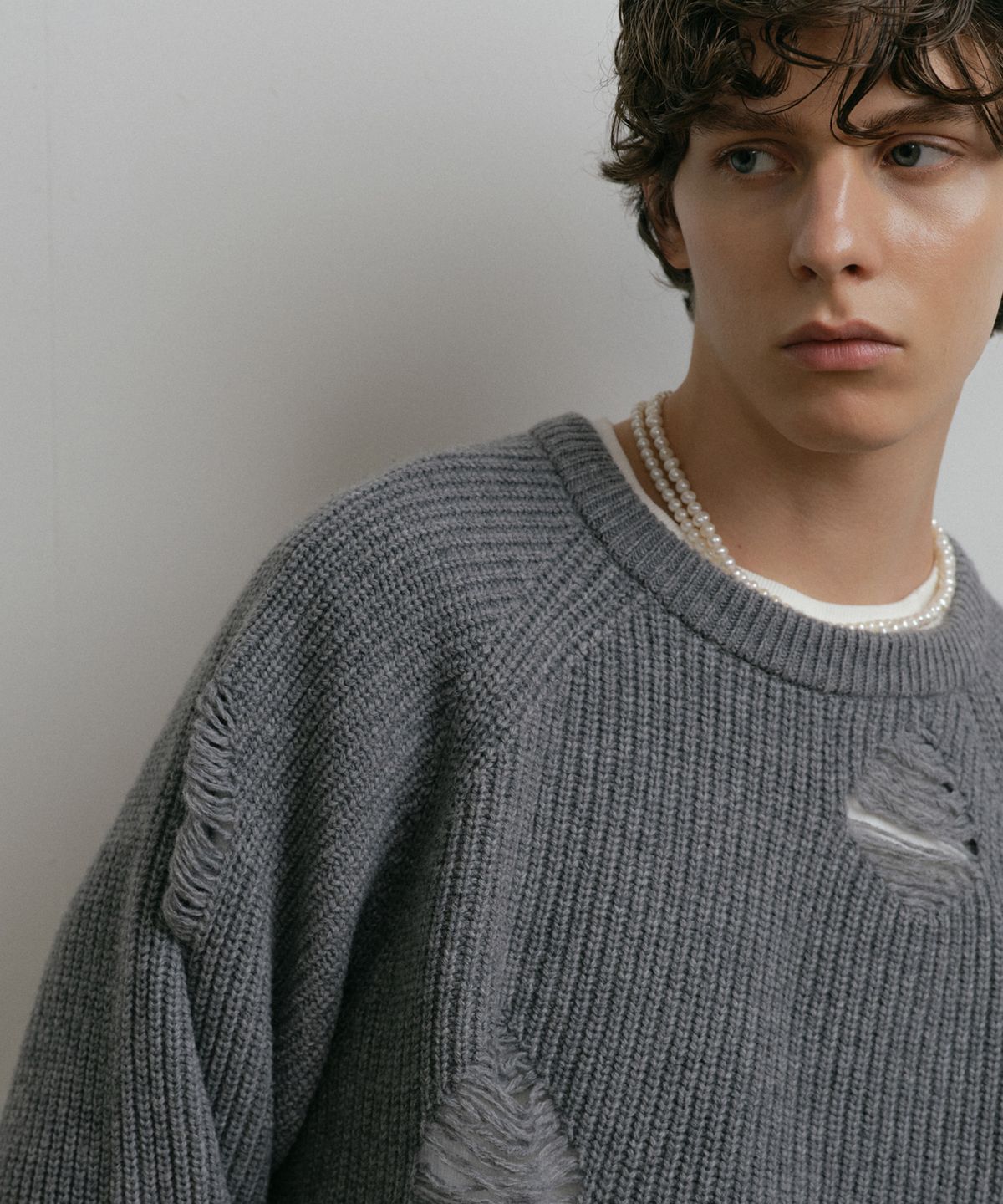 더스티화이트(DUSTYWHITE) GREY LOOSE FIT DESTROYED WOOL KNIT SWEATER