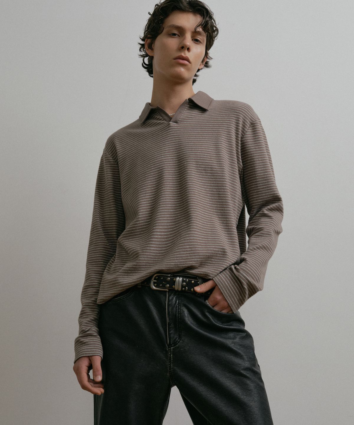 더스티화이트(DUSTYWHITE) GREY BOUCLE STRIPED TEXTURED COLLAR T SHIRT