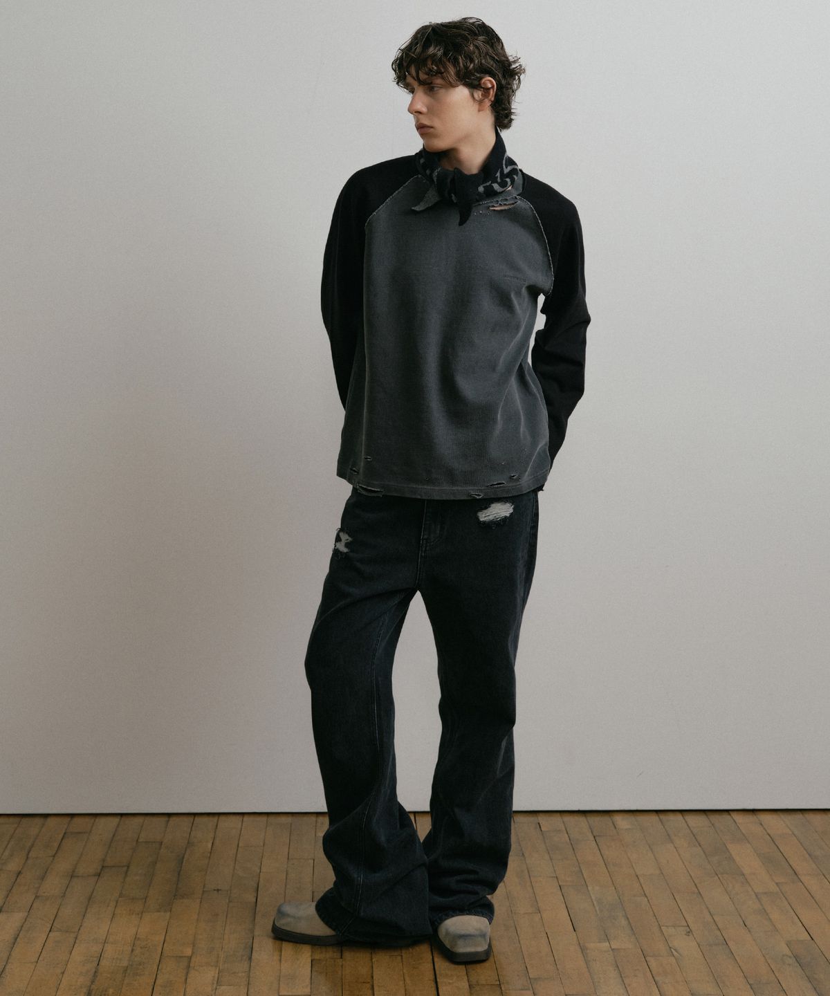 더스티화이트(DUSTYWHITE) 5s COTTON PIGMENT DESTROYED BLACK RAGLAN LONG T-SHIRT