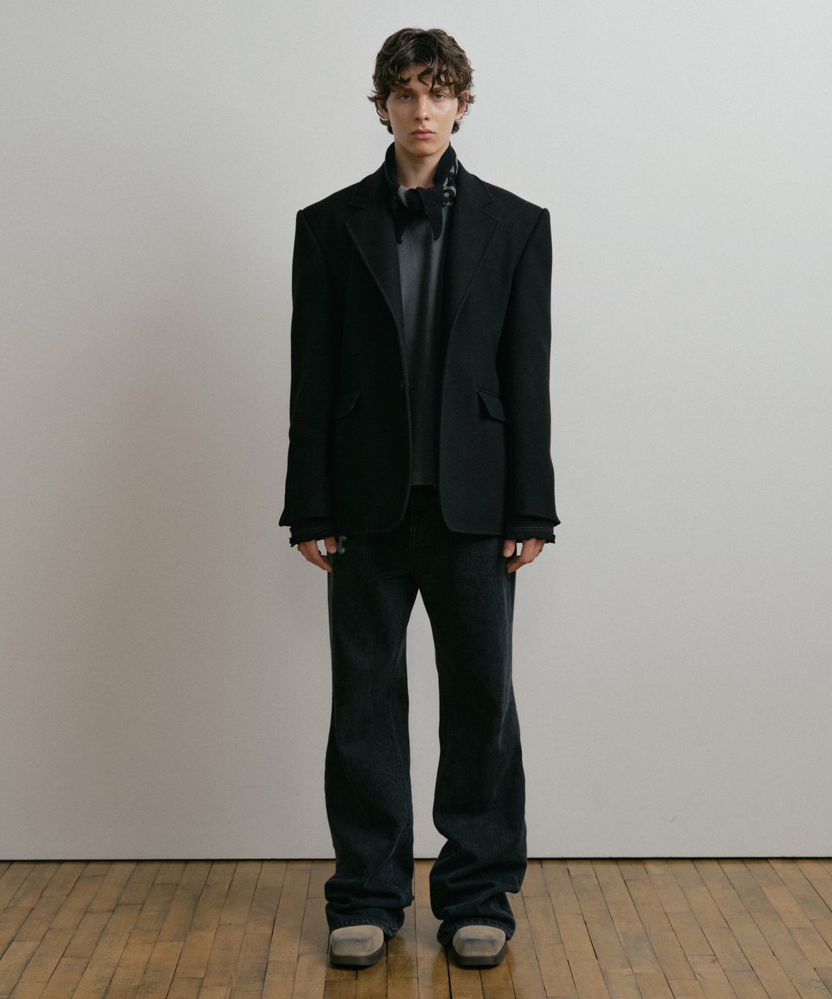 더스티화이트(DUSTYWHITE) BLACK WOOL ZIP-SLEEVE TAILORED BLAZER