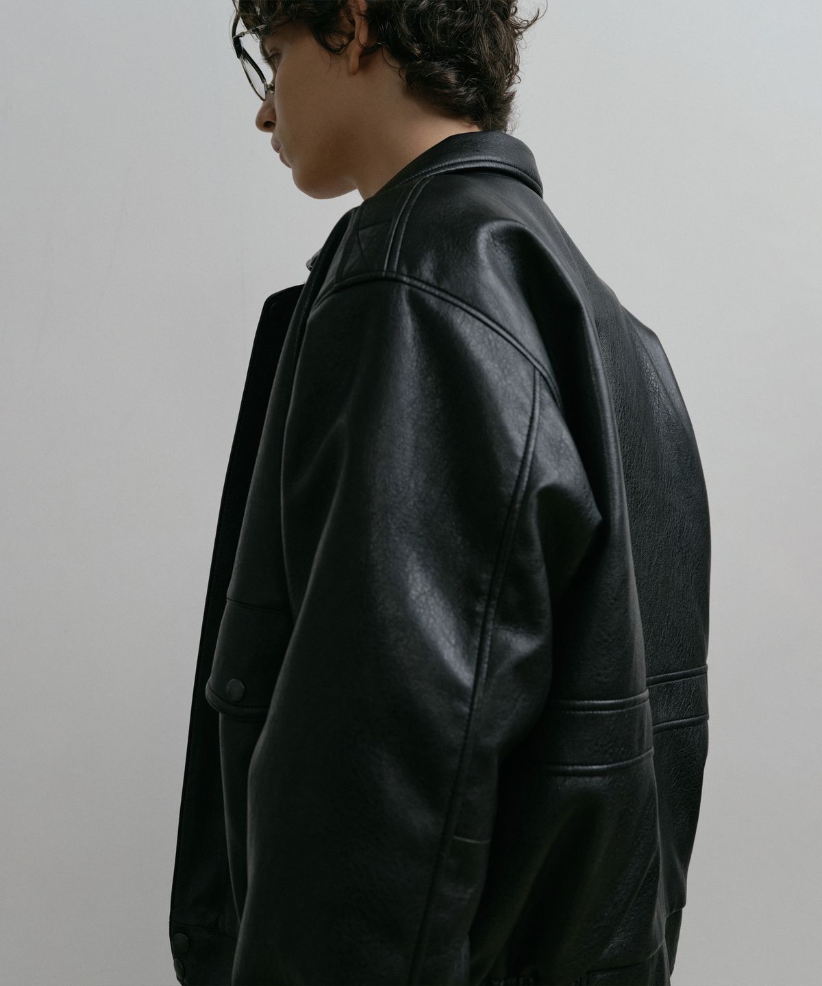 더스티화이트(DUSTYWHITE) BLACK VINTAGE FAUX LEATHER A-1 JUMPER (3oz)