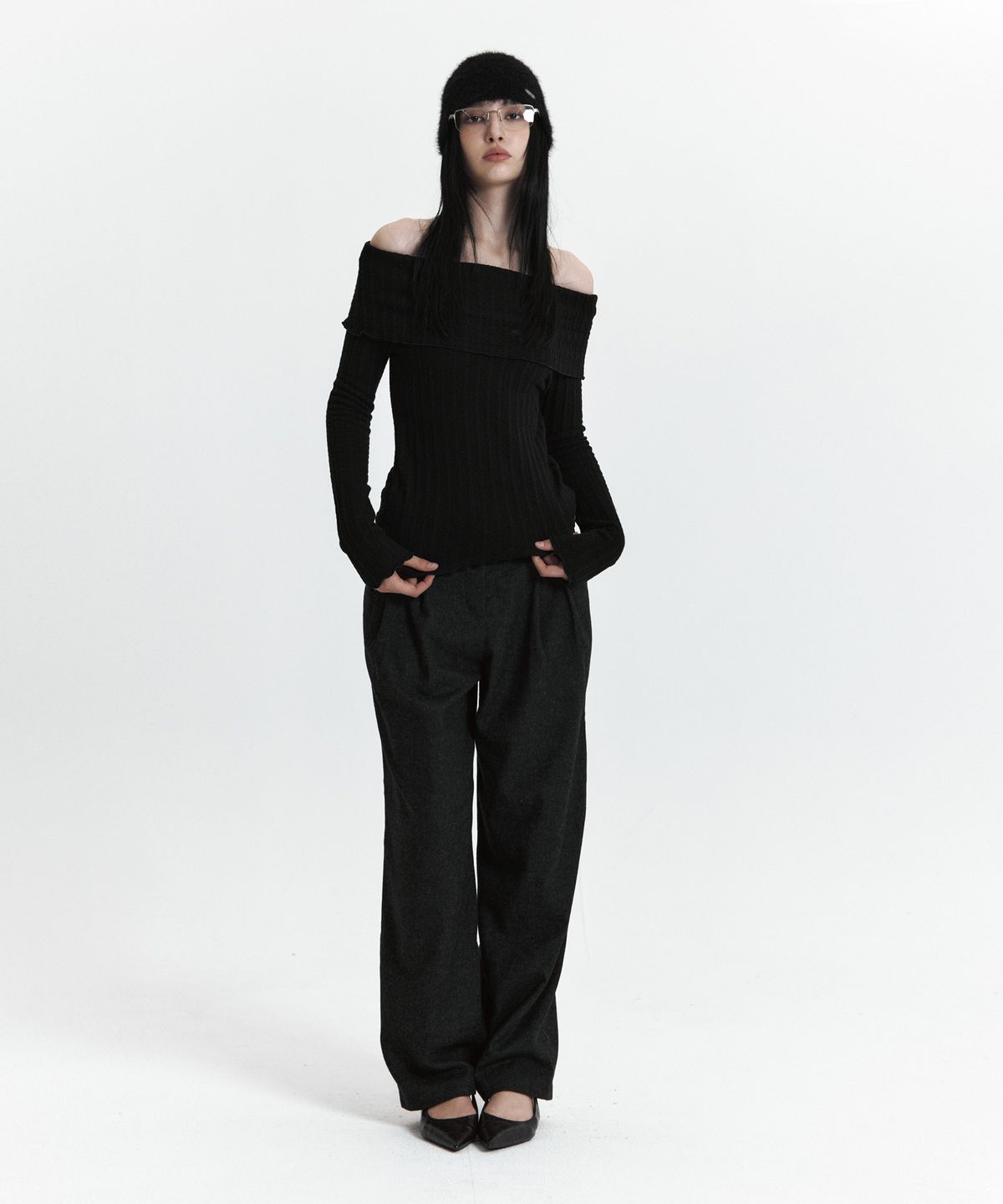 큐리티(CURETTY) C ASYMMETRIC OFF-SHOULDER KNIT TOP_BLACK