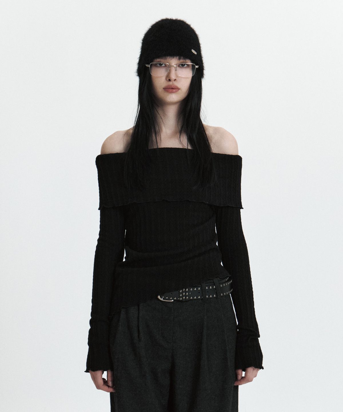 큐리티(CURETTY) C ASYMMETRIC OFF-SHOULDER KNIT TOP_BLACK