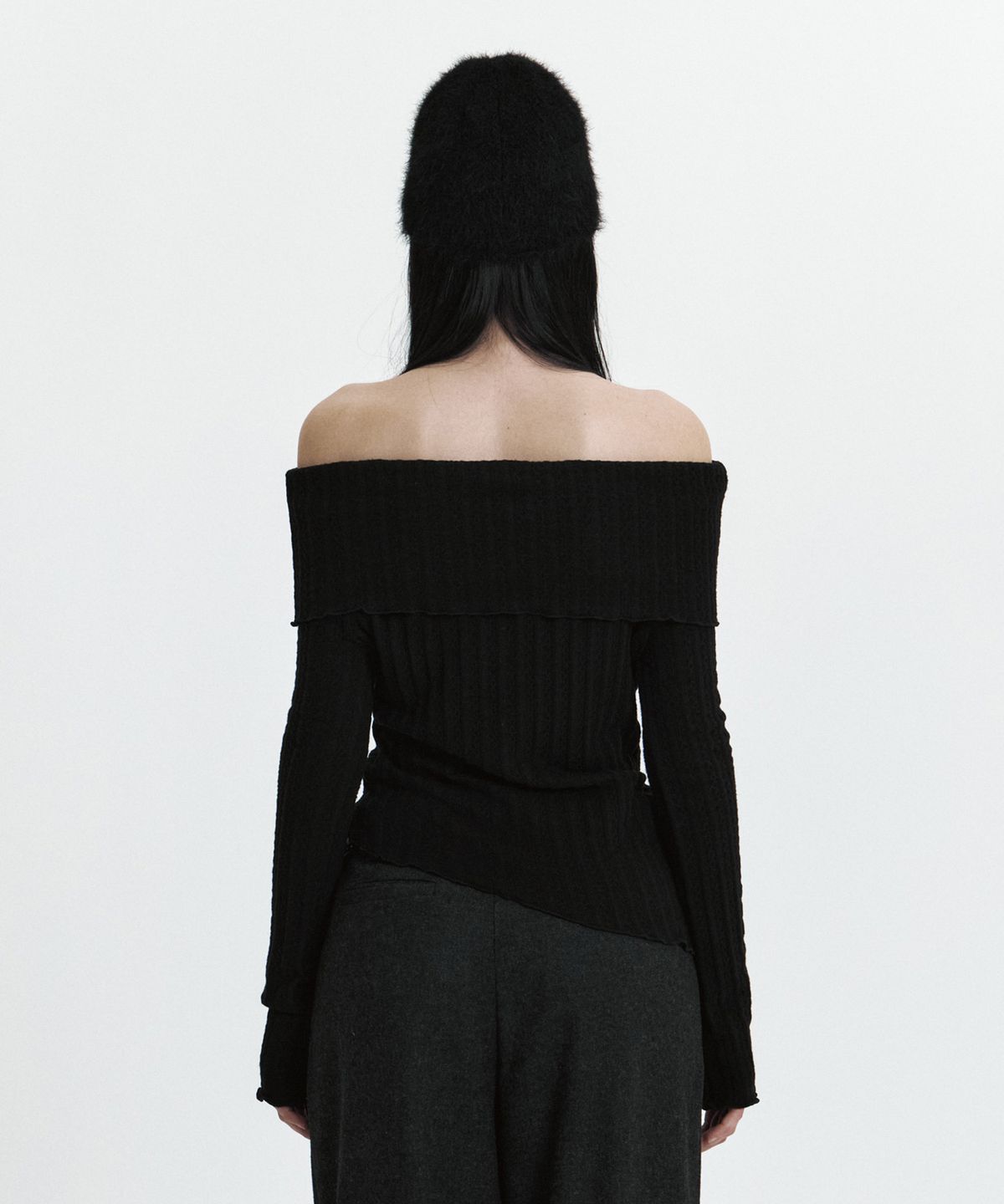 큐리티(CURETTY) C ASYMMETRIC OFF-SHOULDER KNIT TOP_BLACK