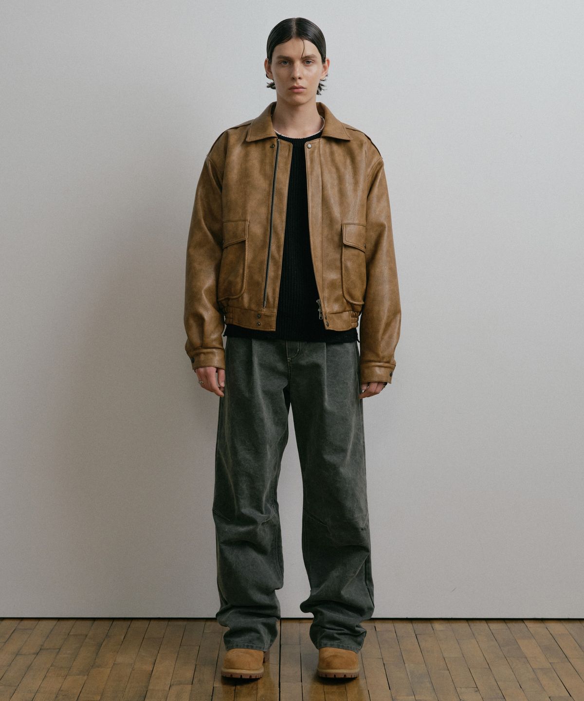 더스티화이트(DUSTYWHITE) BEIGE VINTAGE FAUX LEATHER A-1 JUMPER (3oz)