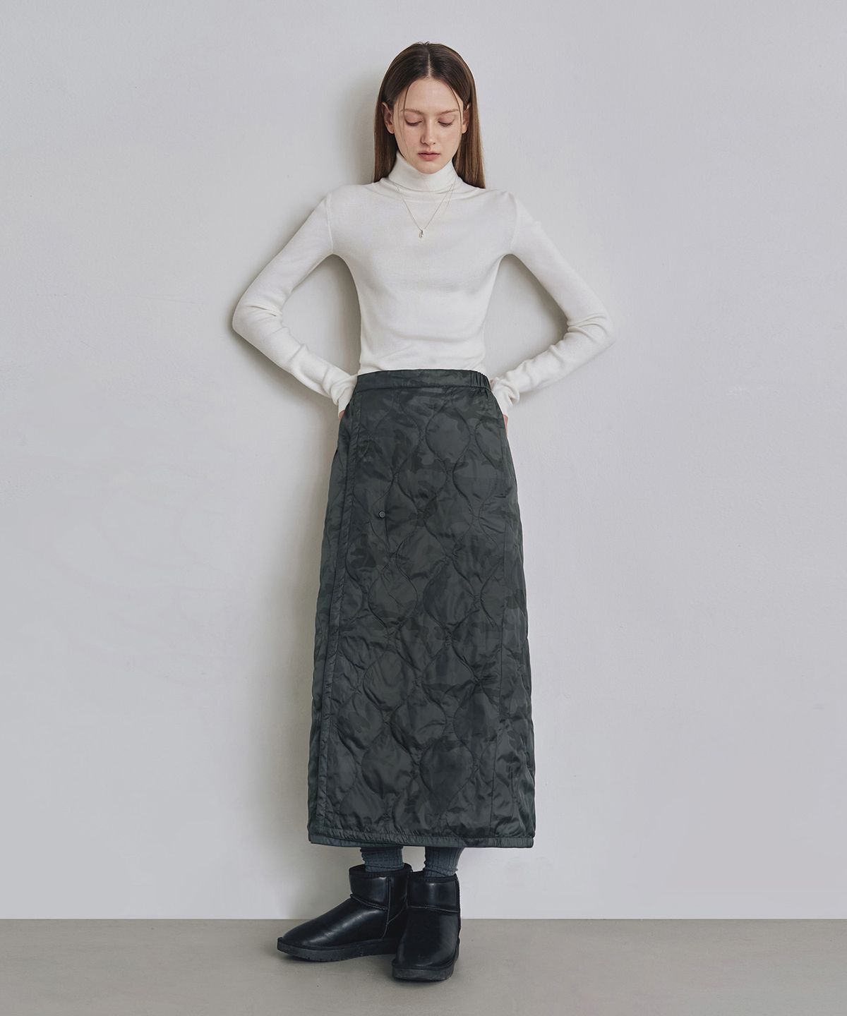 커스텀어클락 우먼(COSTUMEOCLOCK WOMAN) 리버시블 패딩 랩 스커트 블랙 COWSK003BLACK