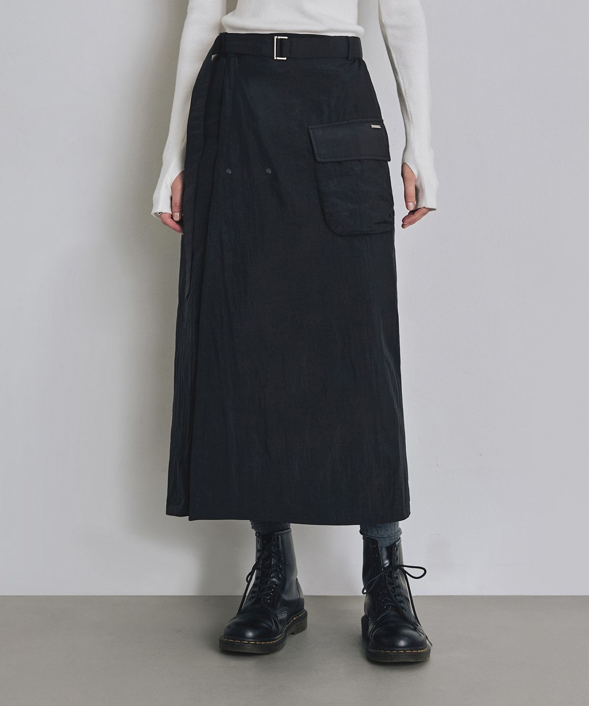 커스텀어클락 우먼(COSTUMEOCLOCK WOMAN) 리버시블 패딩 랩 스커트 블랙 COWSK003BLACK