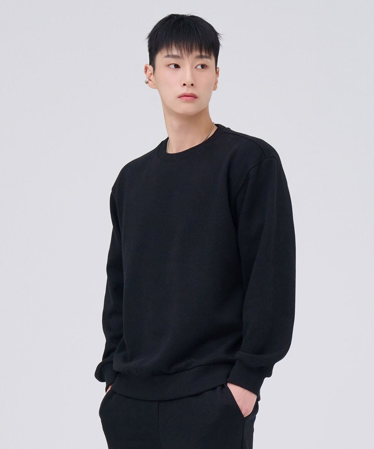 체이스컬트(CHASECULT) 공용 에센셜 기모 맨투맨 티셔츠-블랙