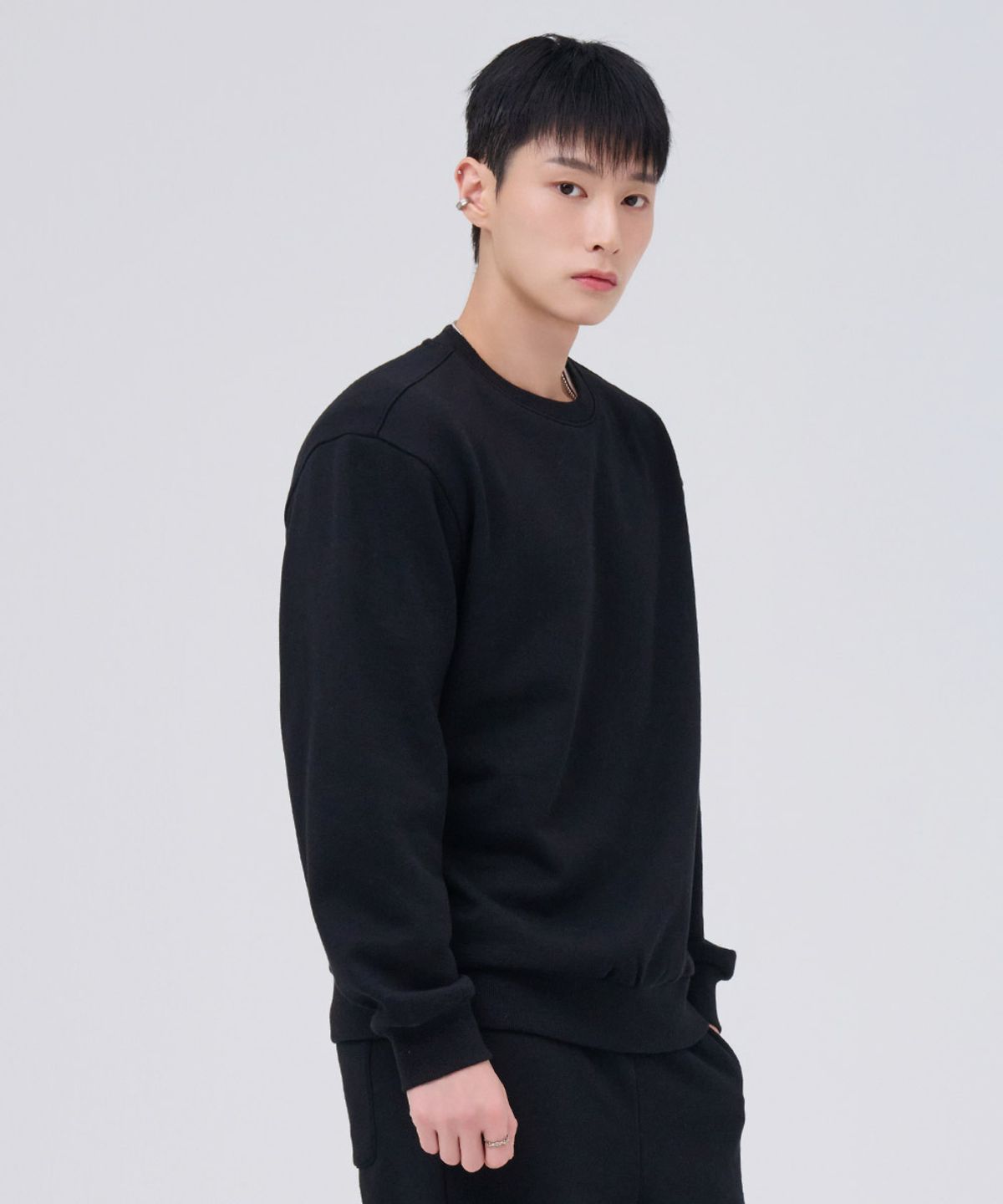 체이스컬트(CHASECULT) 공용 에센셜 기모 맨투맨 티셔츠-블랙