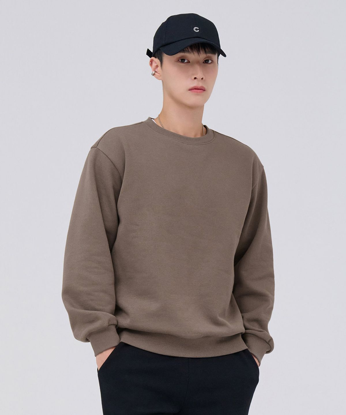 체이스컬트(CHASECULT) 공용 에센셜 기모 맨투맨 티셔츠-브라운