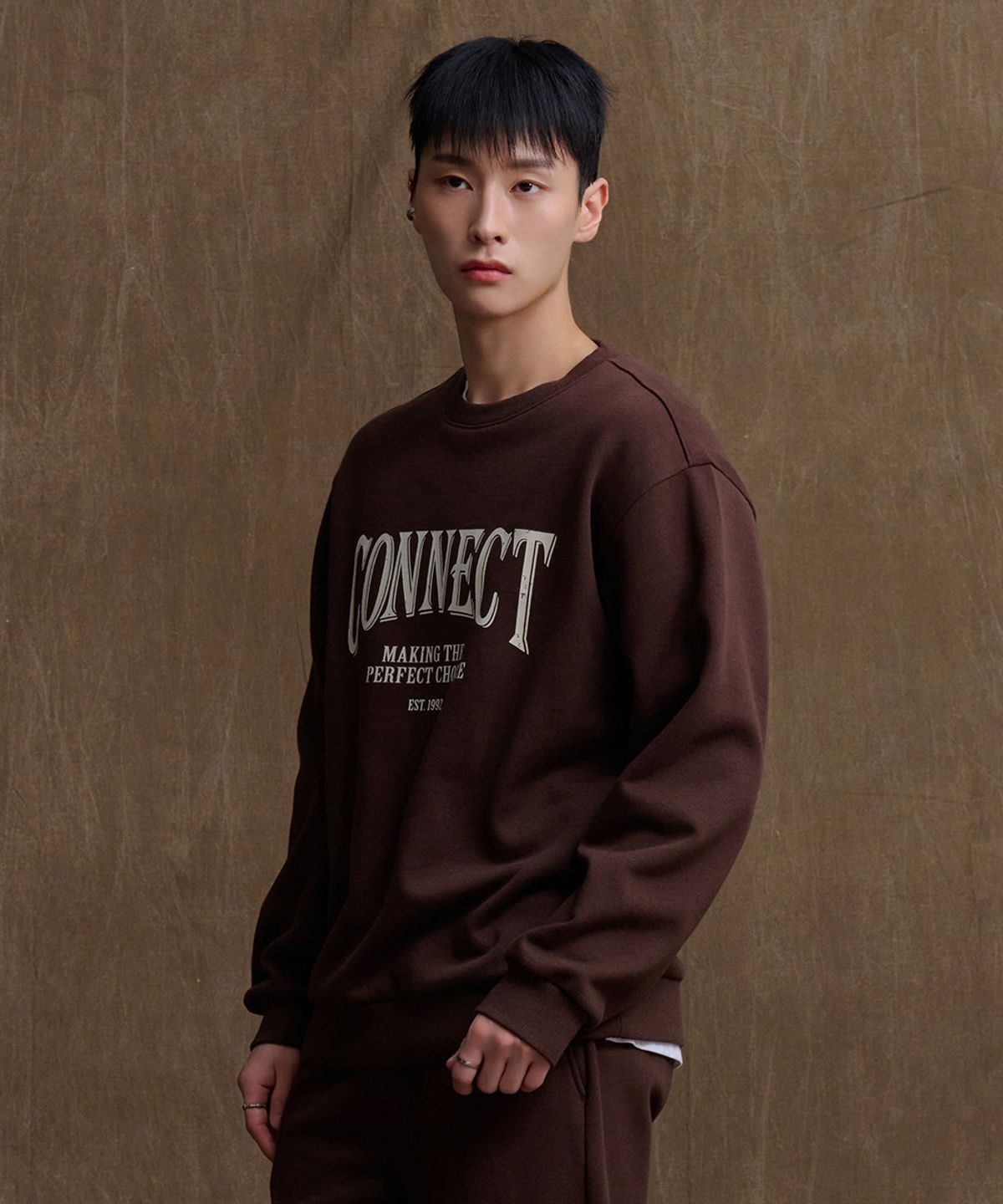 체이스컬트(CHASECULT) 공용 에센셜 기모 그래픽 맨투맨 티셔츠-브라운