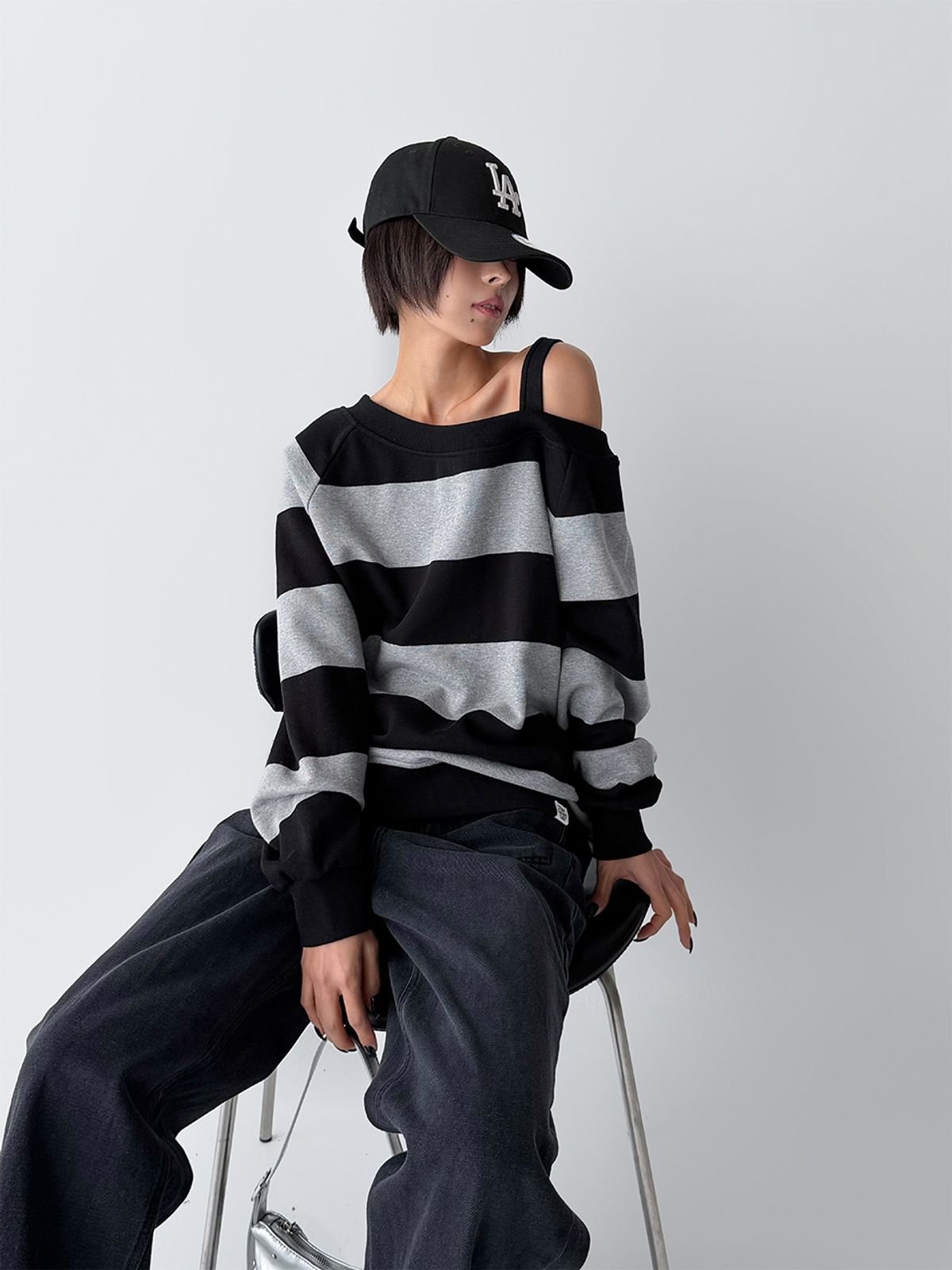 더그린랩(THE GREEN LAB) 오프숄더 스트라이프 맨투맨 [멜란지 블랙]