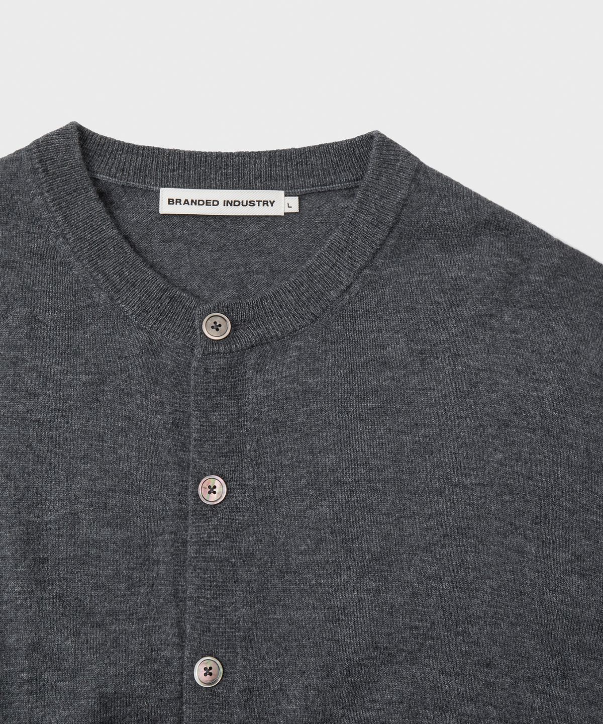 브랜디드(BRANDED) [SUPERIOR] ESSENTIAL SUPERFINE ROUND CARDIGAN [CHARCOAL]