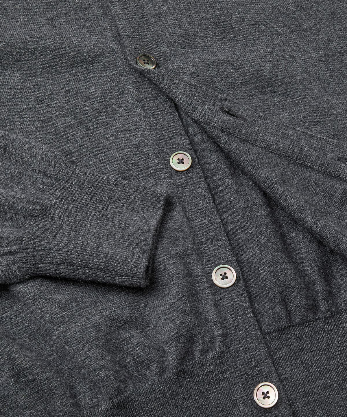 브랜디드(BRANDED) [SUPERIOR] ESSENTIAL SUPERFINE ROUND CARDIGAN [CHARCOAL]
