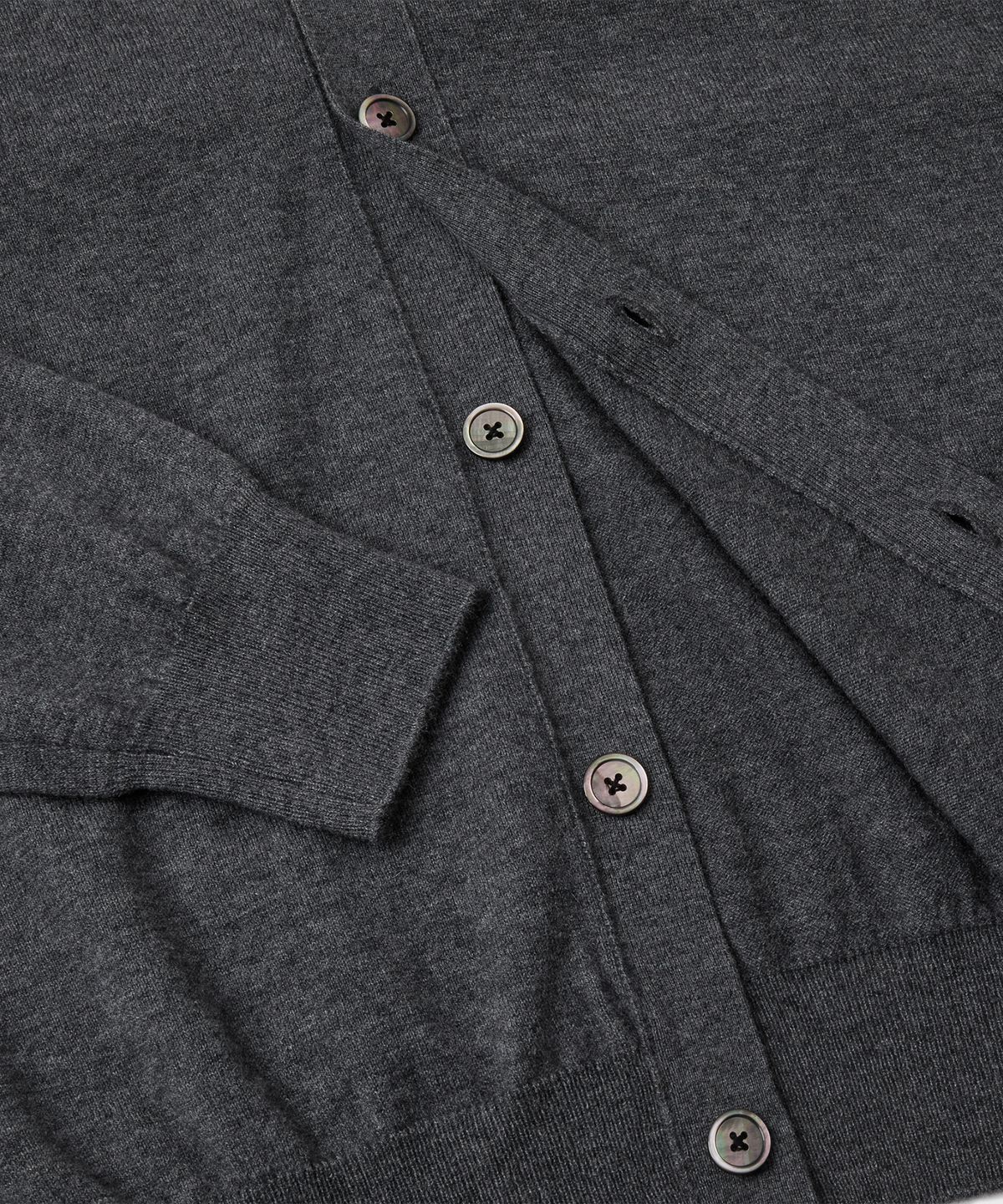 브랜디드(BRANDED) [SUPERIOR] ESSENTIAL SUPERFINE V-NECK CARDIGAN [CHARCOAL]