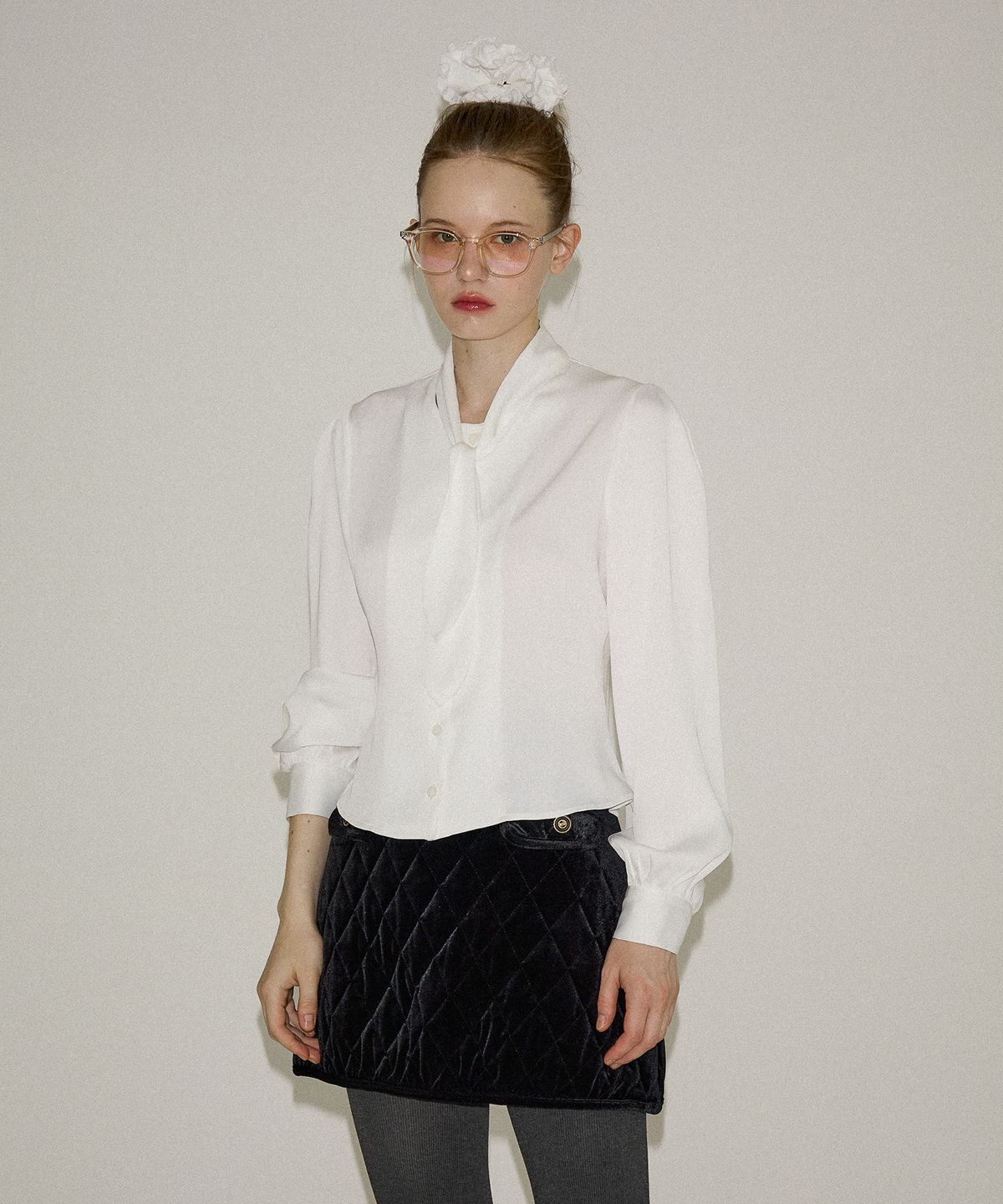 살롱 드 욘(SALON DE YOHN) Silky Tie Blouse_ White