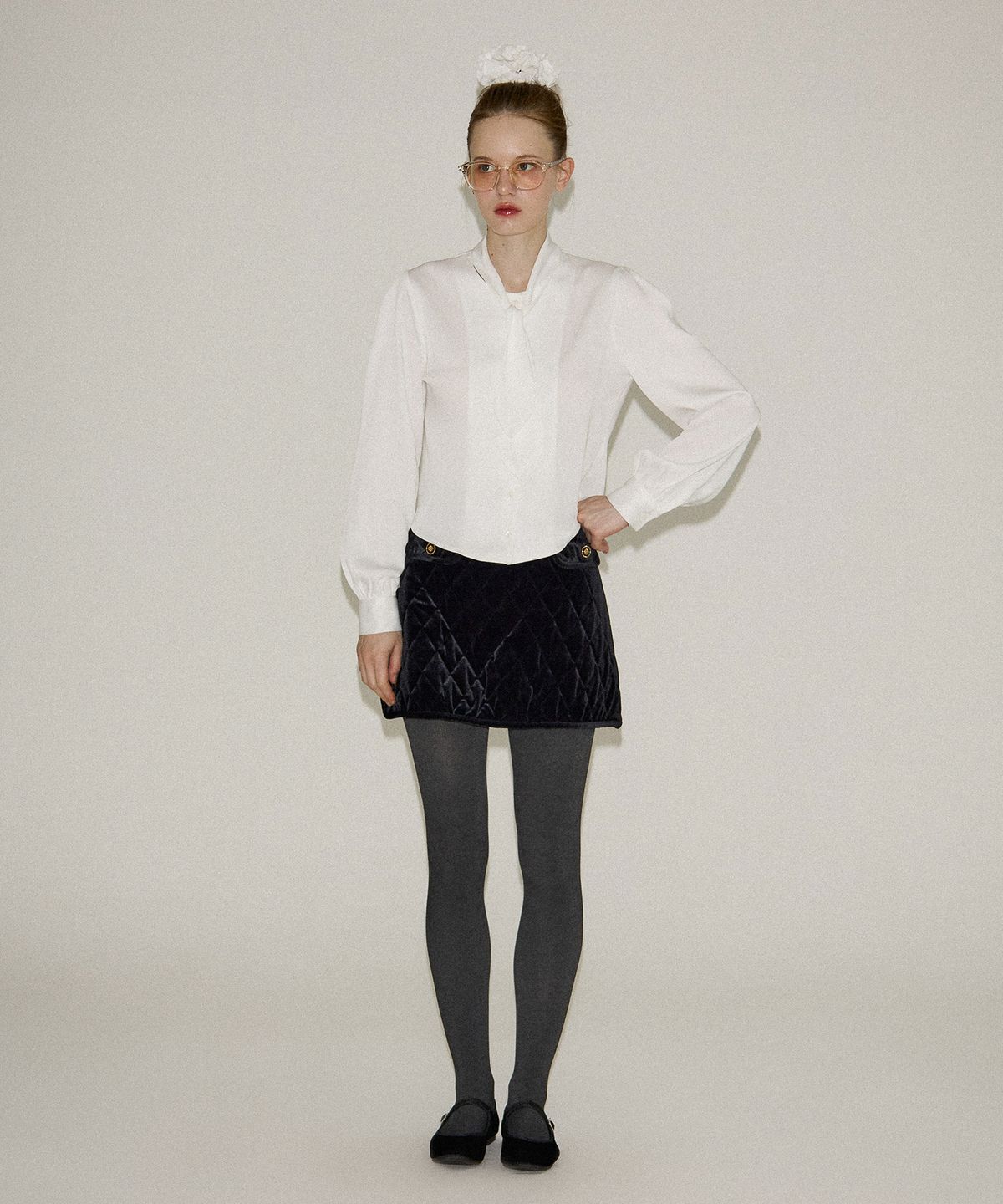 살롱 드 욘(SALON DE YOHN) Silky Tie Blouse_ White