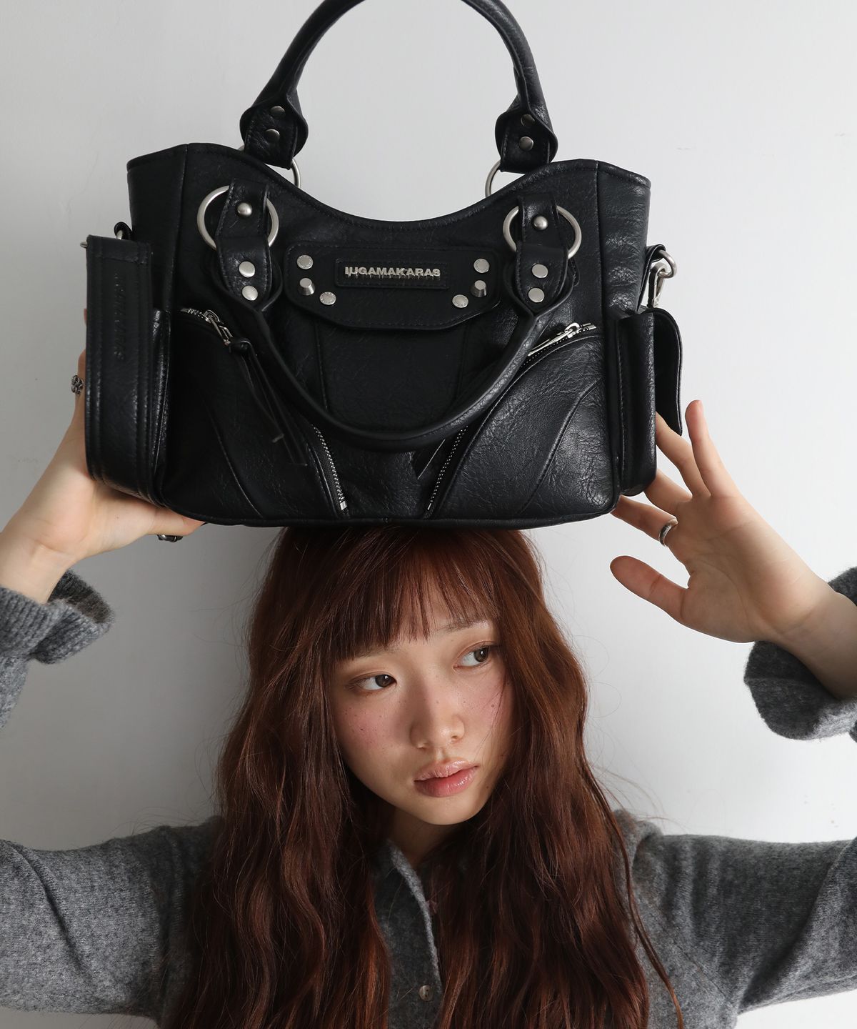 이우가마카라스(IUGAMAKARAS) Studded Leather Mini Shoulder Bag (Black)
