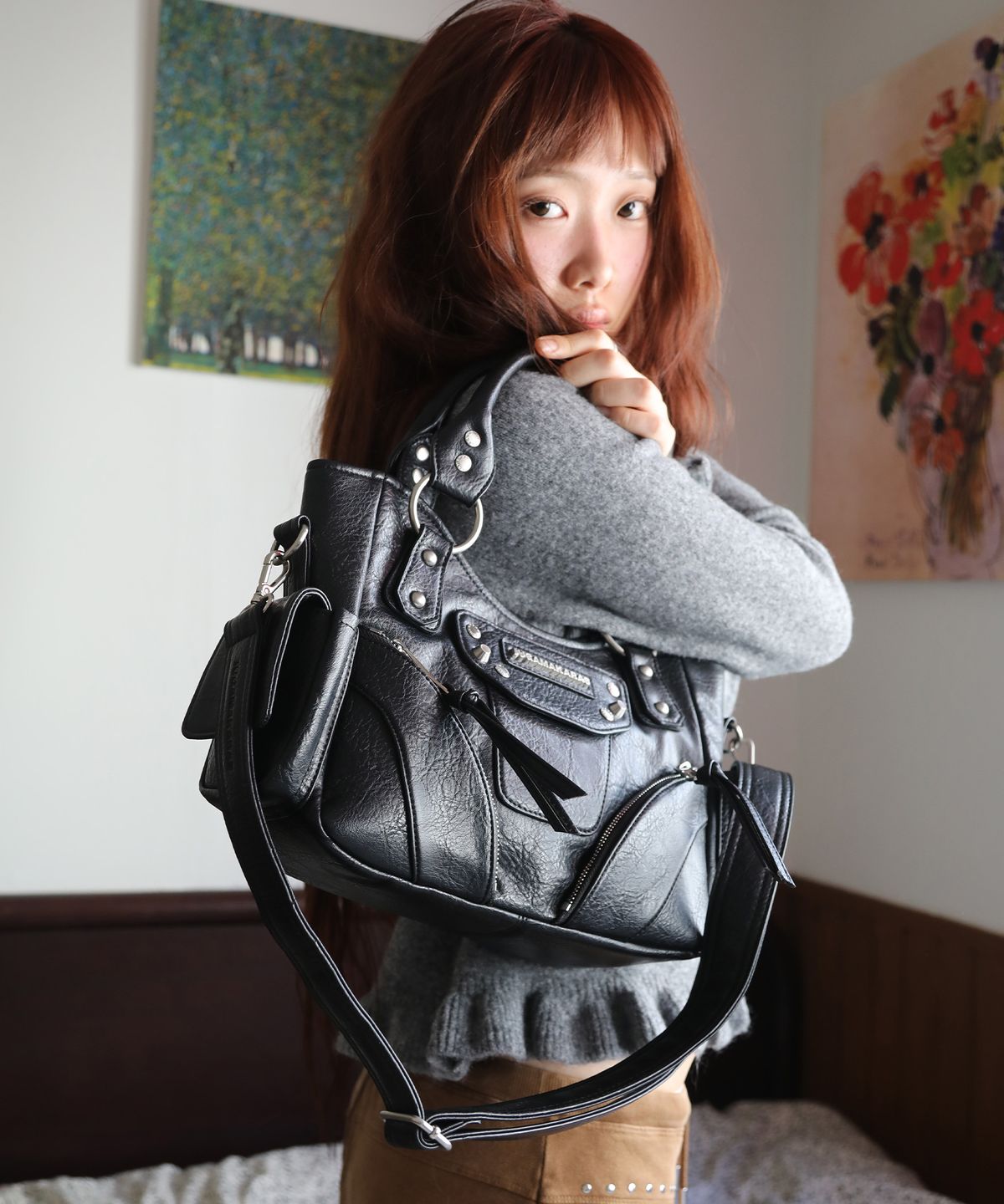 이우가마카라스(IUGAMAKARAS) Studded Leather Mini Shoulder Bag (Black)