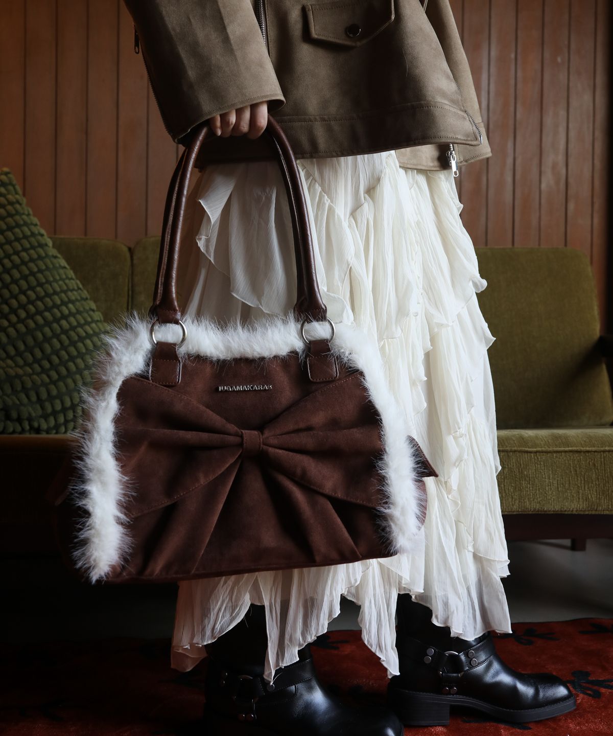 이우가마카라스(IUGAMAKARAS) Ribbon Fur Suede Shoulder Bag (Brown)