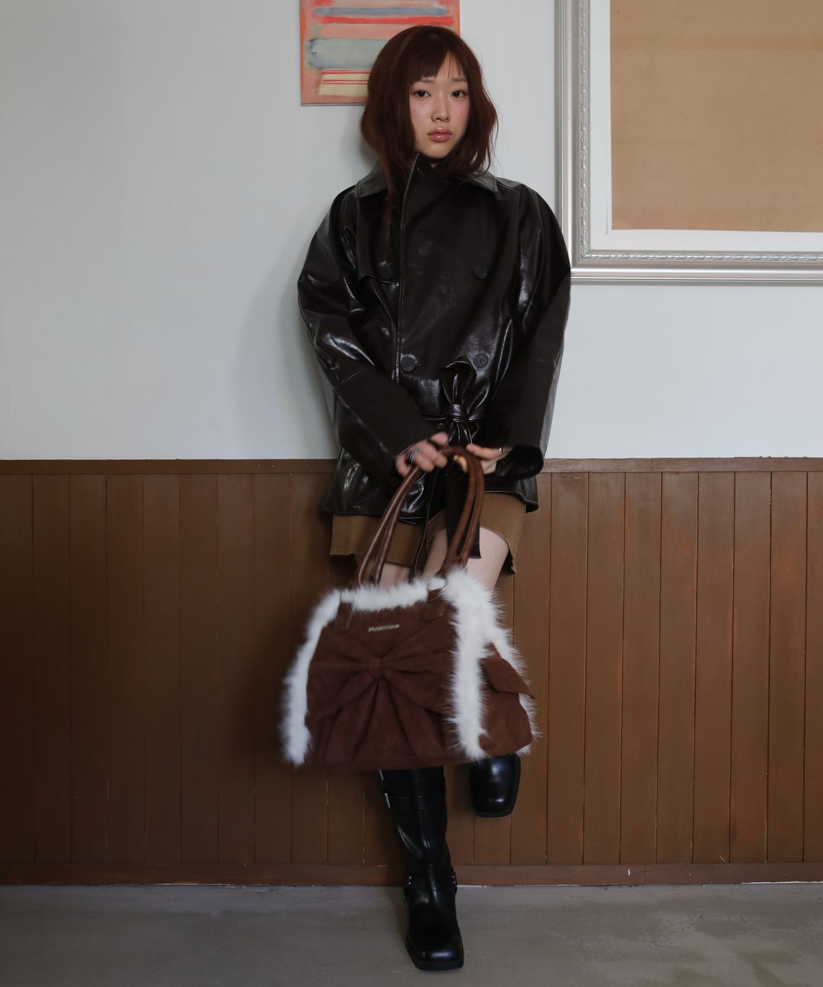 이우가마카라스(IUGAMAKARAS) Ribbon Fur Suede Shoulder Bag (Brown)