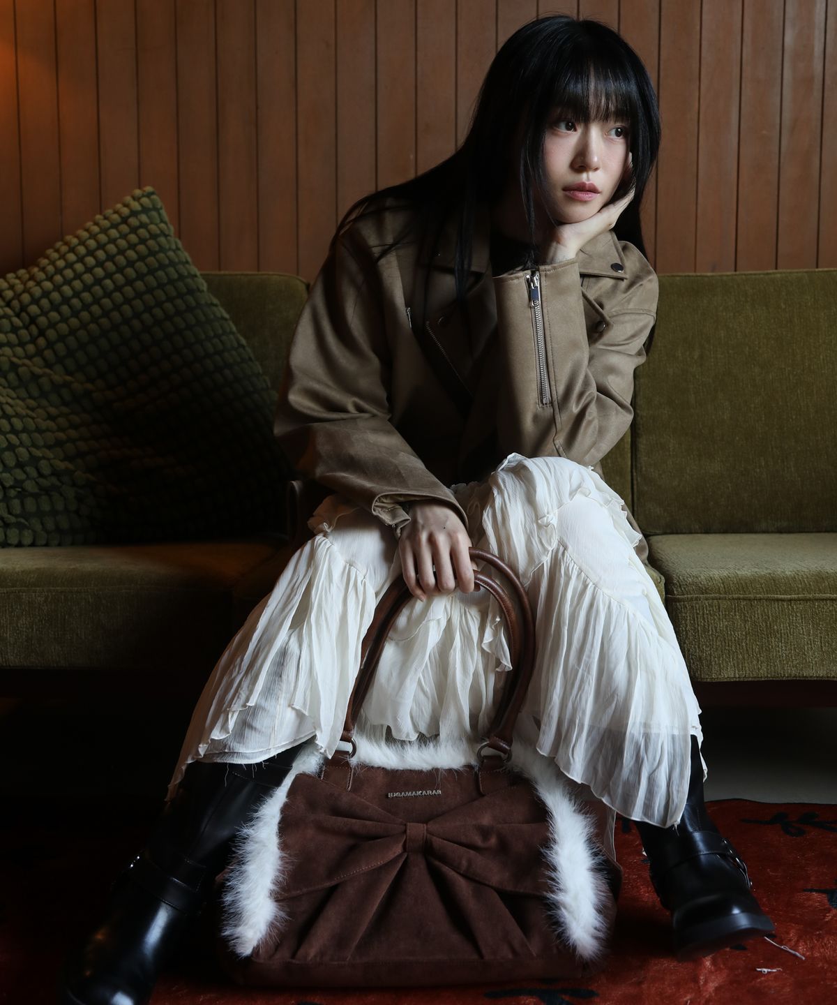 이우가마카라스(IUGAMAKARAS) Ribbon Fur Suede Shoulder Bag (Brown)