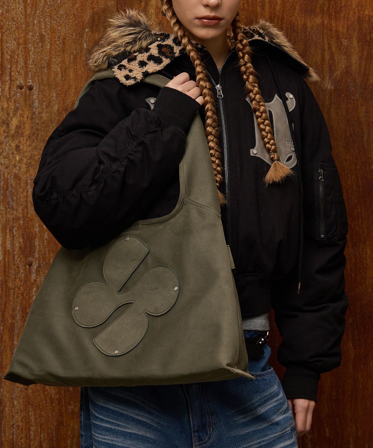 후드후드(HOODHOOD) 클로버 로고 아티피셜 스웨이드 숄더백 카키