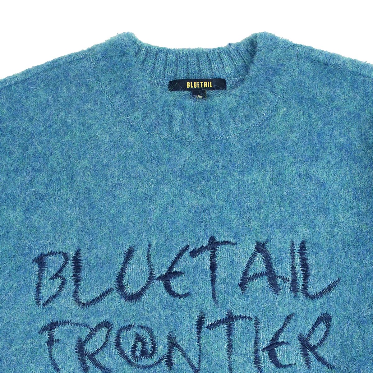 블루테일(BLUETAIL) AZH4SW02GN 레터 자수 크루넥 스웨터