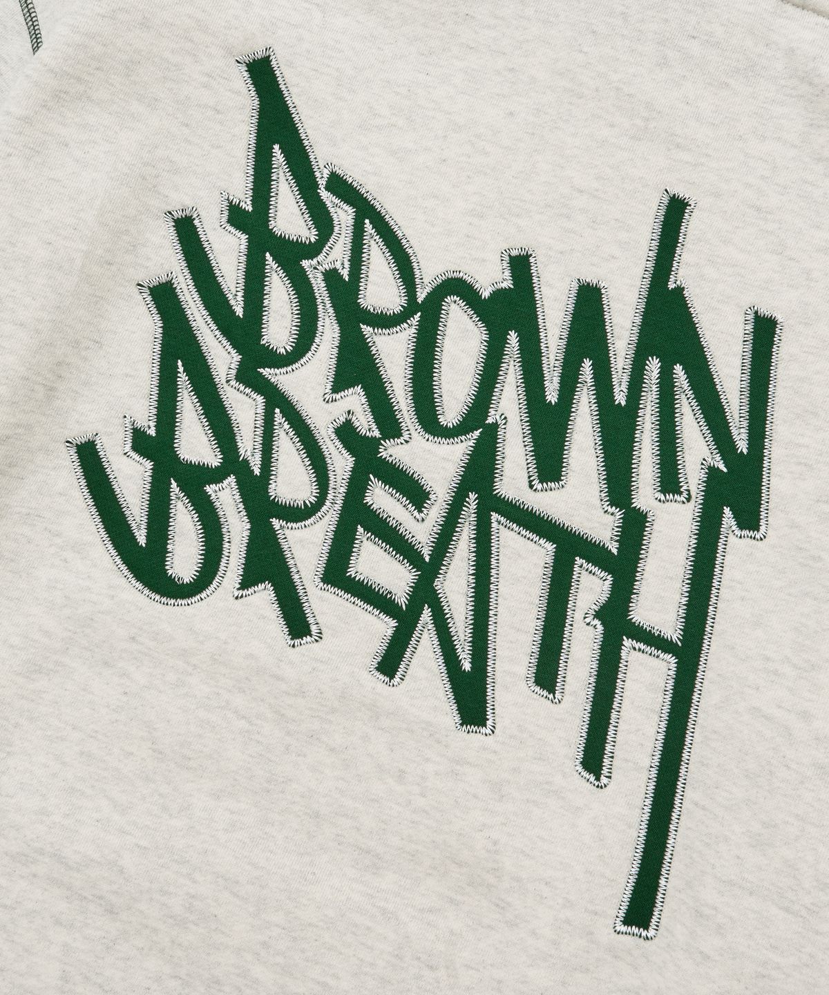 브라운브레스(BROWNBREATH) TAG APPLIQUE HOODIE - OATMEAL