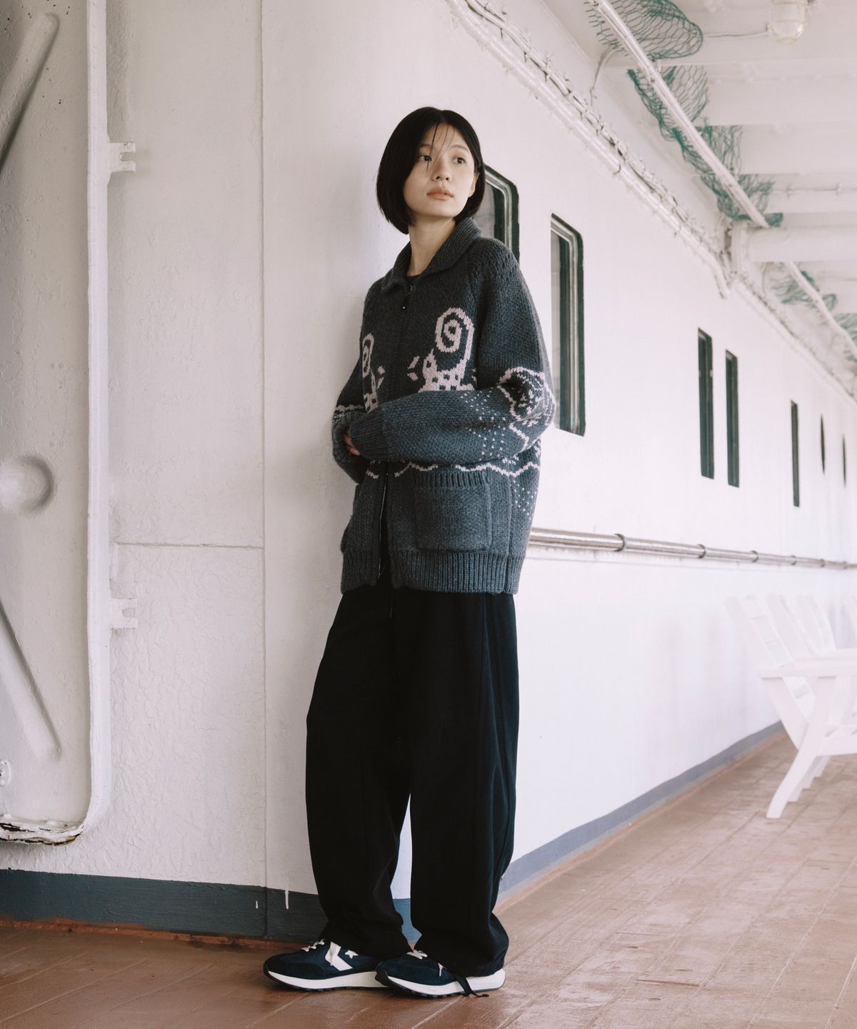 오헤시오(OHESHIO) CAT GRAPHIC COWICHAN ZIP-UP, CHARCOAL