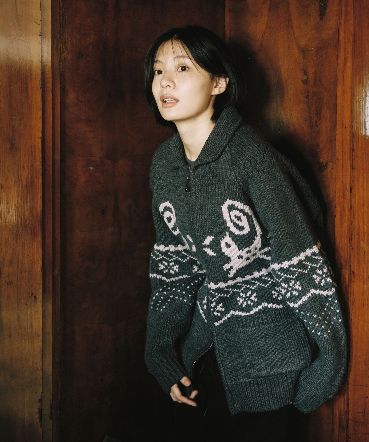 오헤시오(OHESHIO) CAT GRAPHIC COWICHAN ZIP-UP, CHARCOAL