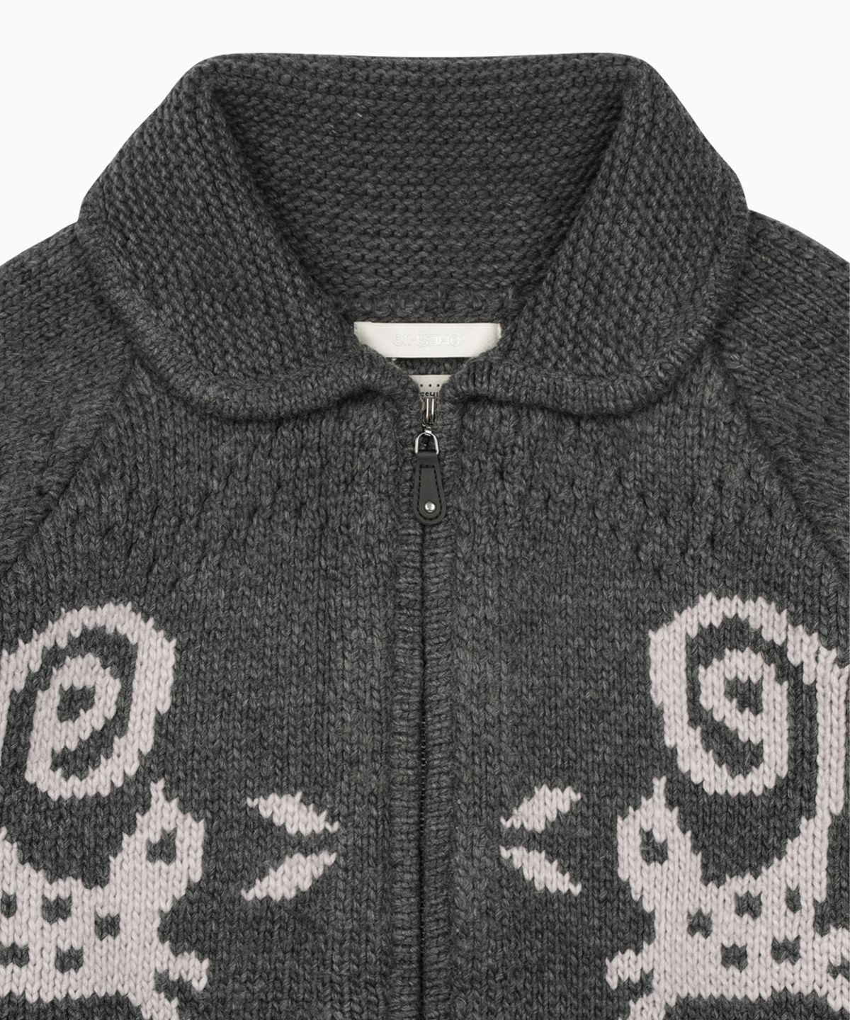 오헤시오(OHESHIO) CAT GRAPHIC COWICHAN ZIP-UP, CHARCOAL