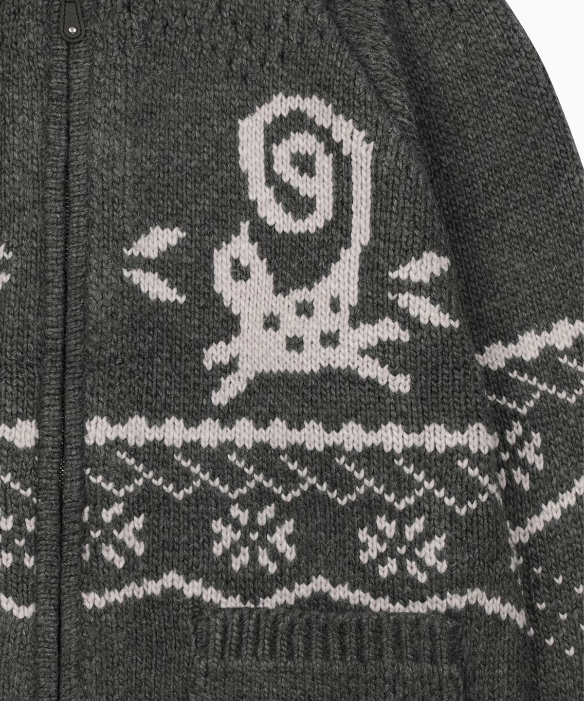 오헤시오(OHESHIO) CAT GRAPHIC COWICHAN ZIP-UP, CHARCOAL