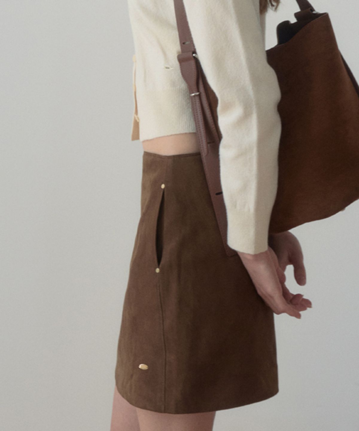 헤인트(HAINT) RIVET FAKE SUEDE SKIRT_BROWN