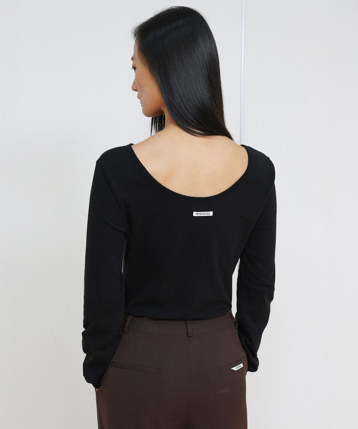 르바(LEVAR) Soft Open-back T-shirt - Black