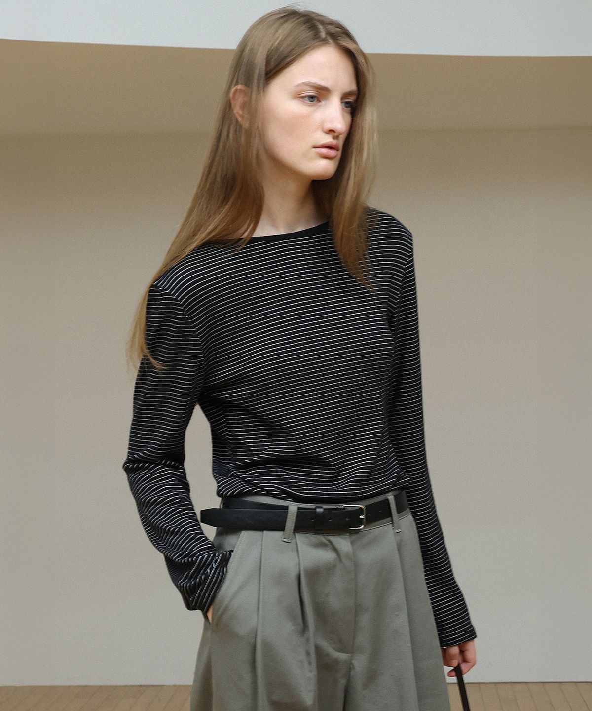 르바(LEVAR) Soft Open-back Stripe T-shirt - Black Stripe