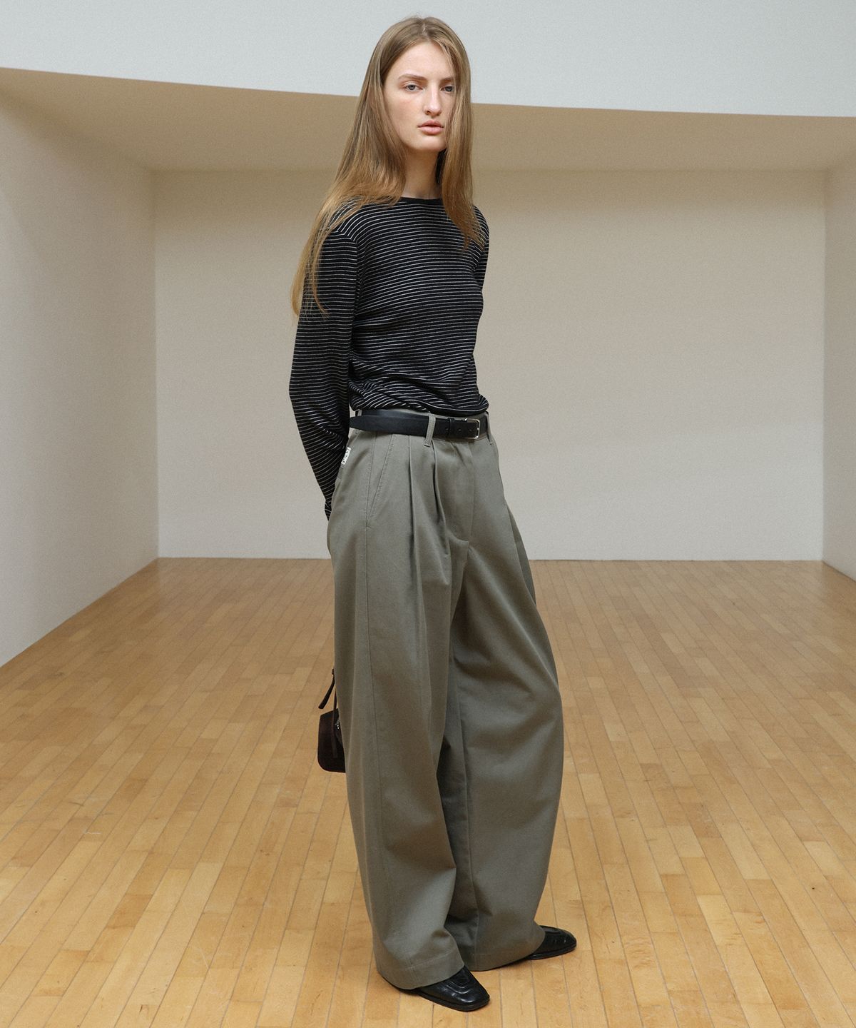 르바(LEVAR) Soft Open-back Stripe T-shirt - Black Stripe