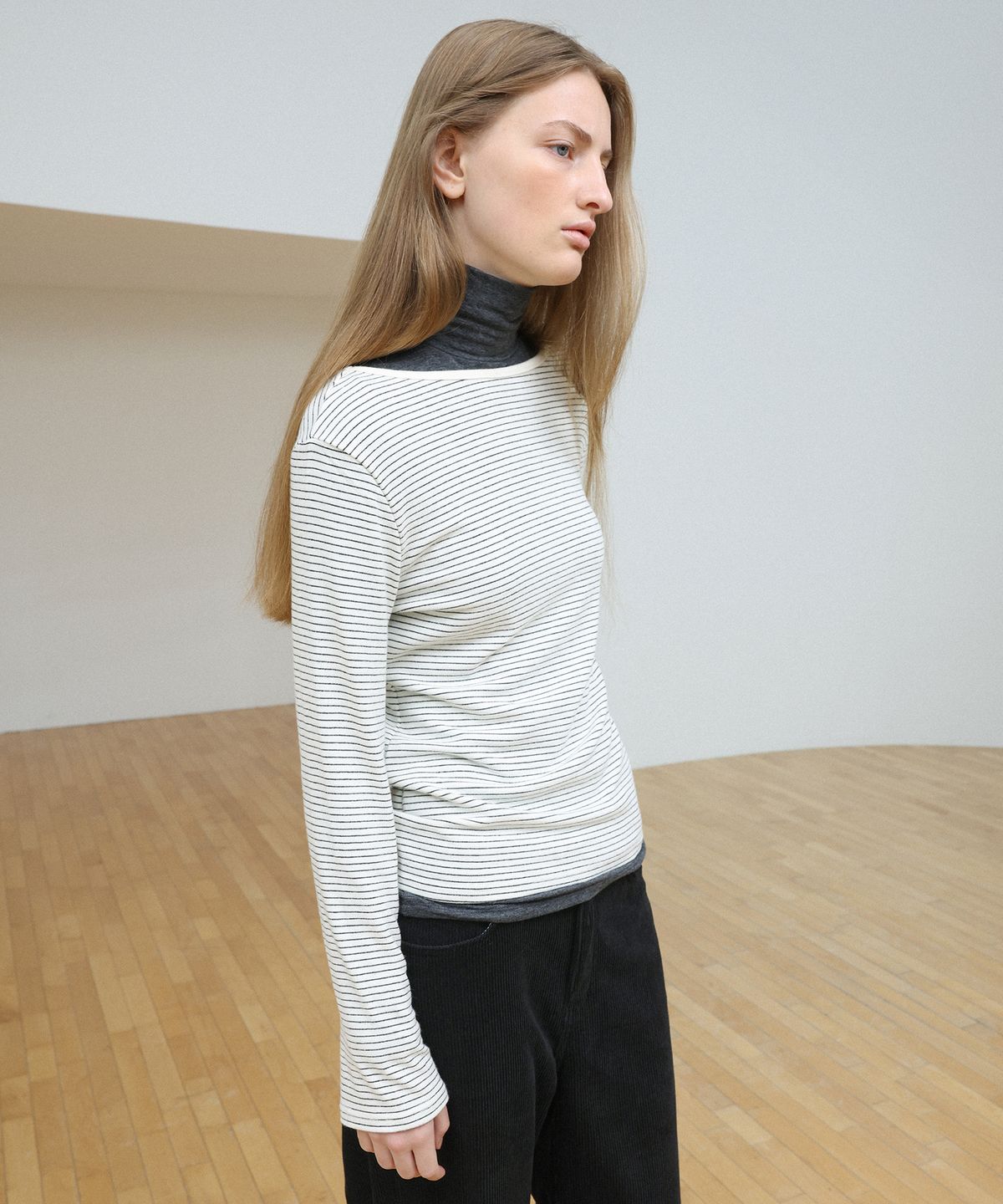 르바(LEVAR) Soft Open-back Stripe T-shirt - Ivory Stripe