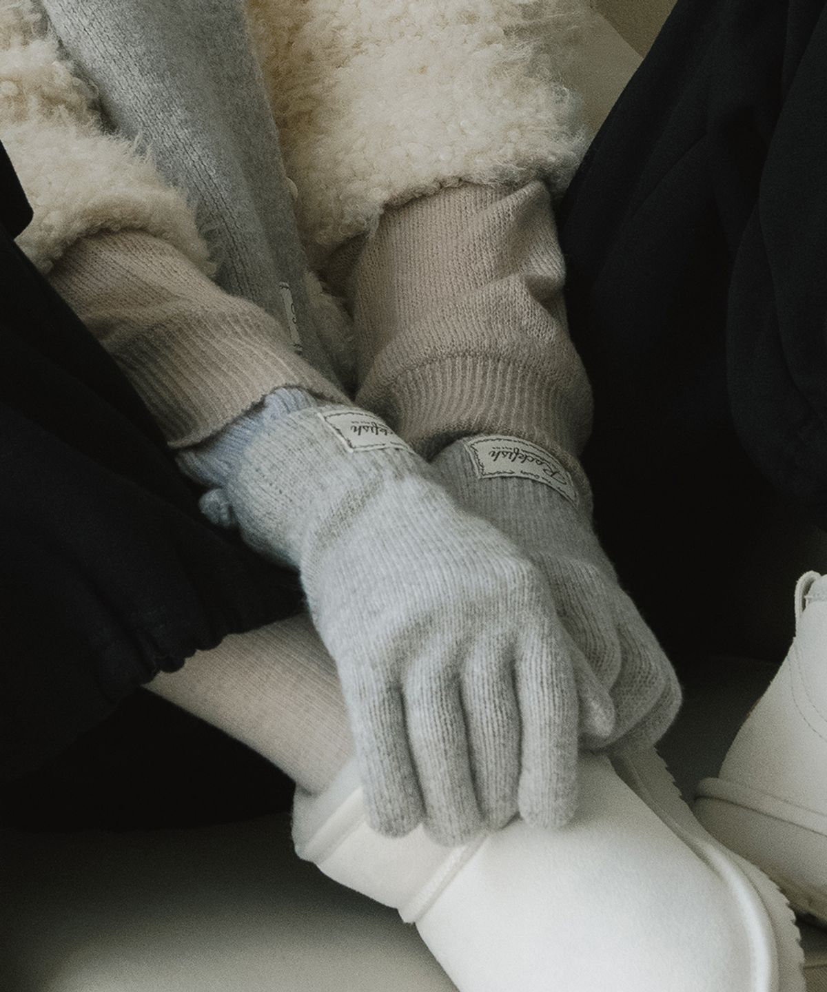 락피쉬웨더웨어(ROCKFISH WEATHERWEAR) FLUFFY SHORT GLOVES - 2 colors