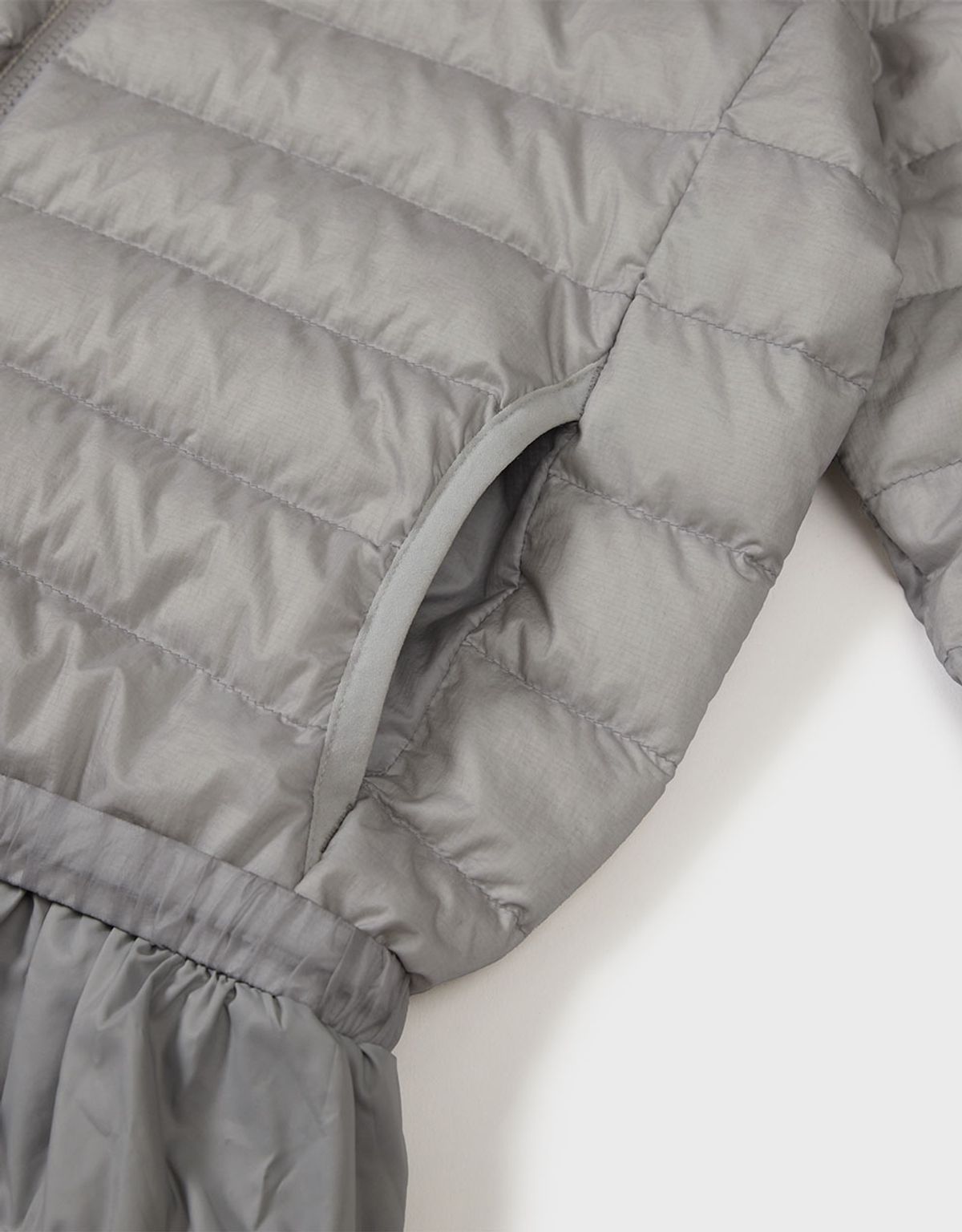 엠엠더블유(MMW) [MMW] FRILL LIGHTWEIGHT PADDED DOWN (LIGHT GREY)