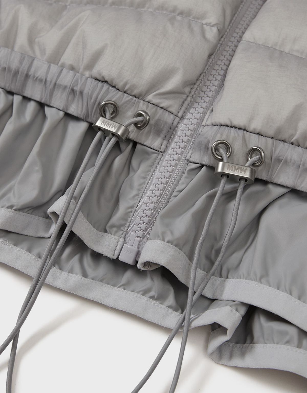 엠엠더블유(MMW) [MMW] FRILL LIGHTWEIGHT PADDED DOWN (LIGHT GREY)