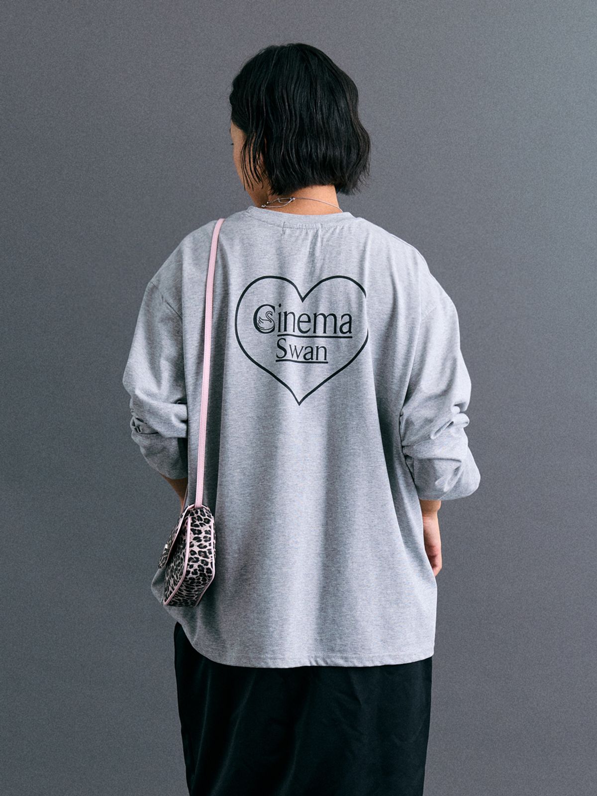 모어쥬드(MOREJUDE) Cinema Swan Heart Tee 2color