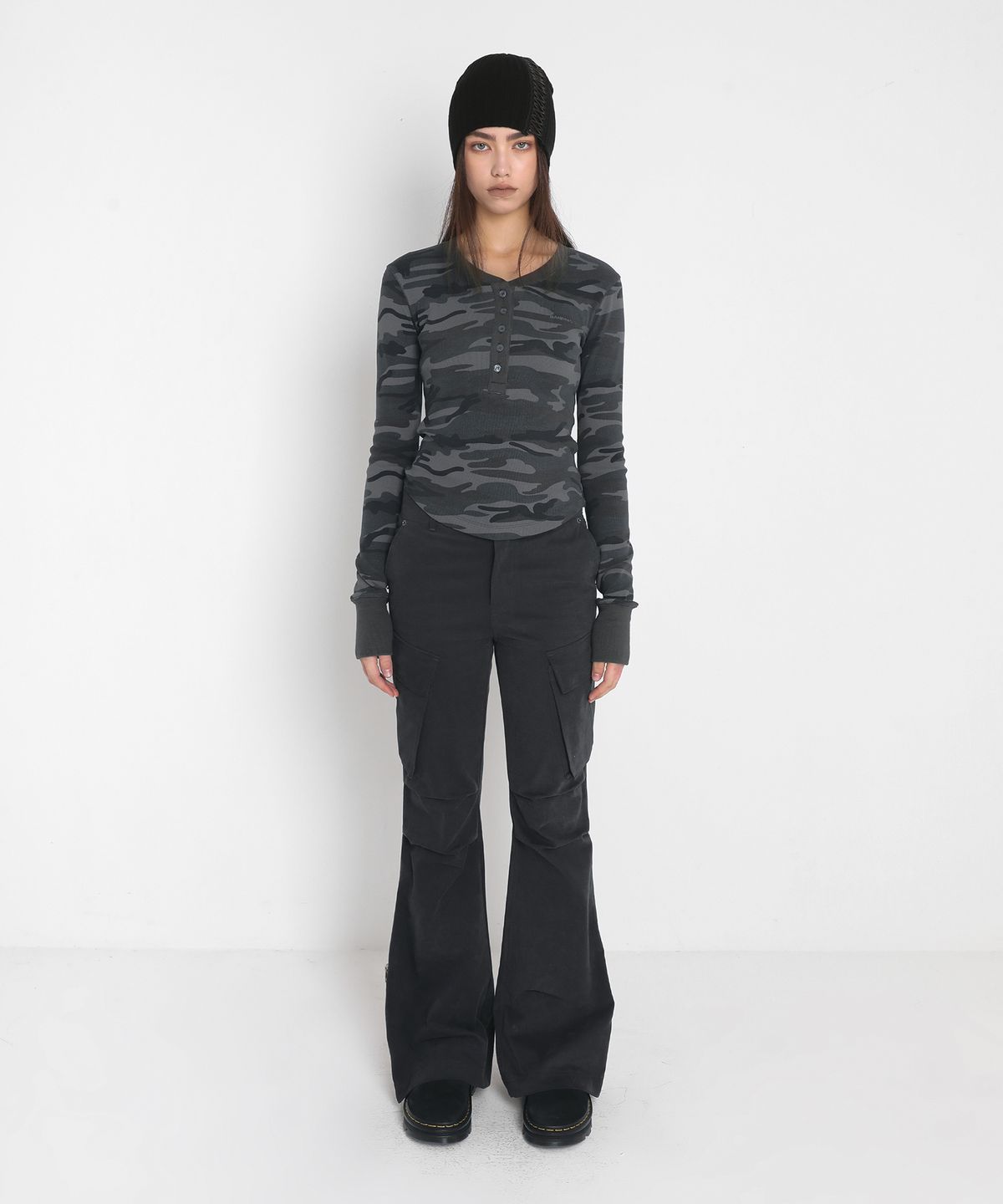 샌드릭(SANDRIC) BOOTCUT CARGO PANTS_CHARCOAL