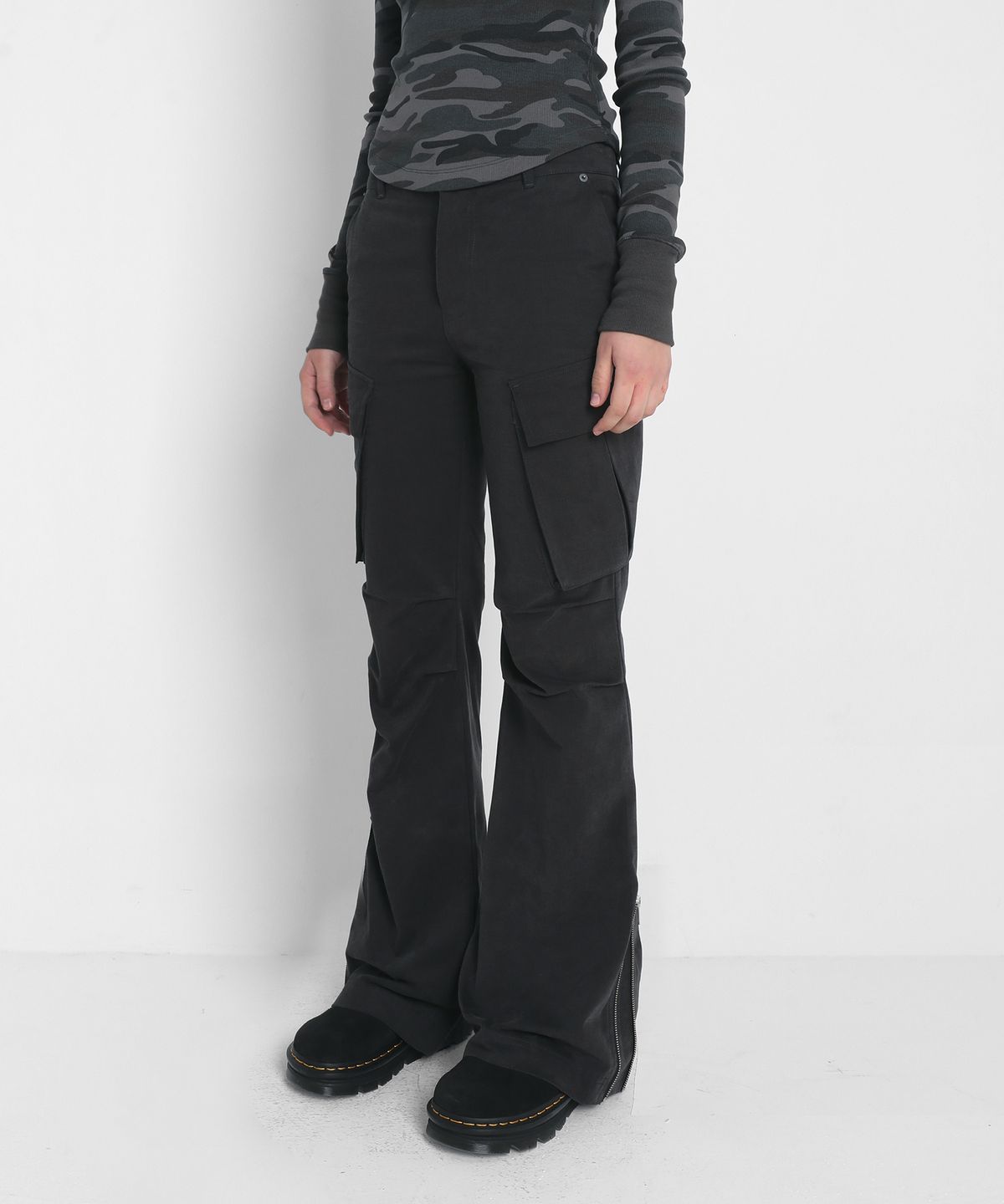 샌드릭(SANDRIC) BOOTCUT CARGO PANTS_CHARCOAL