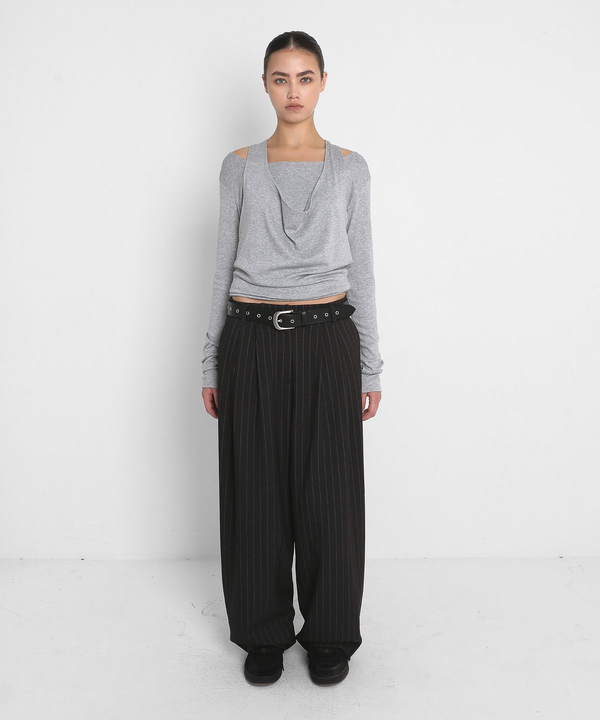 샌드릭(SANDRIC) BALLOON STRIPE WOOL SLACKS_CHARCOAL