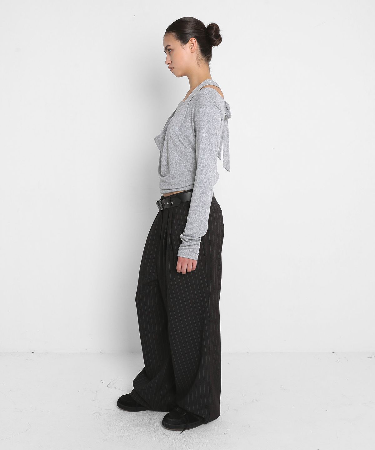 샌드릭(SANDRIC) BALLOON STRIPE WOOL SLACKS_CHARCOAL