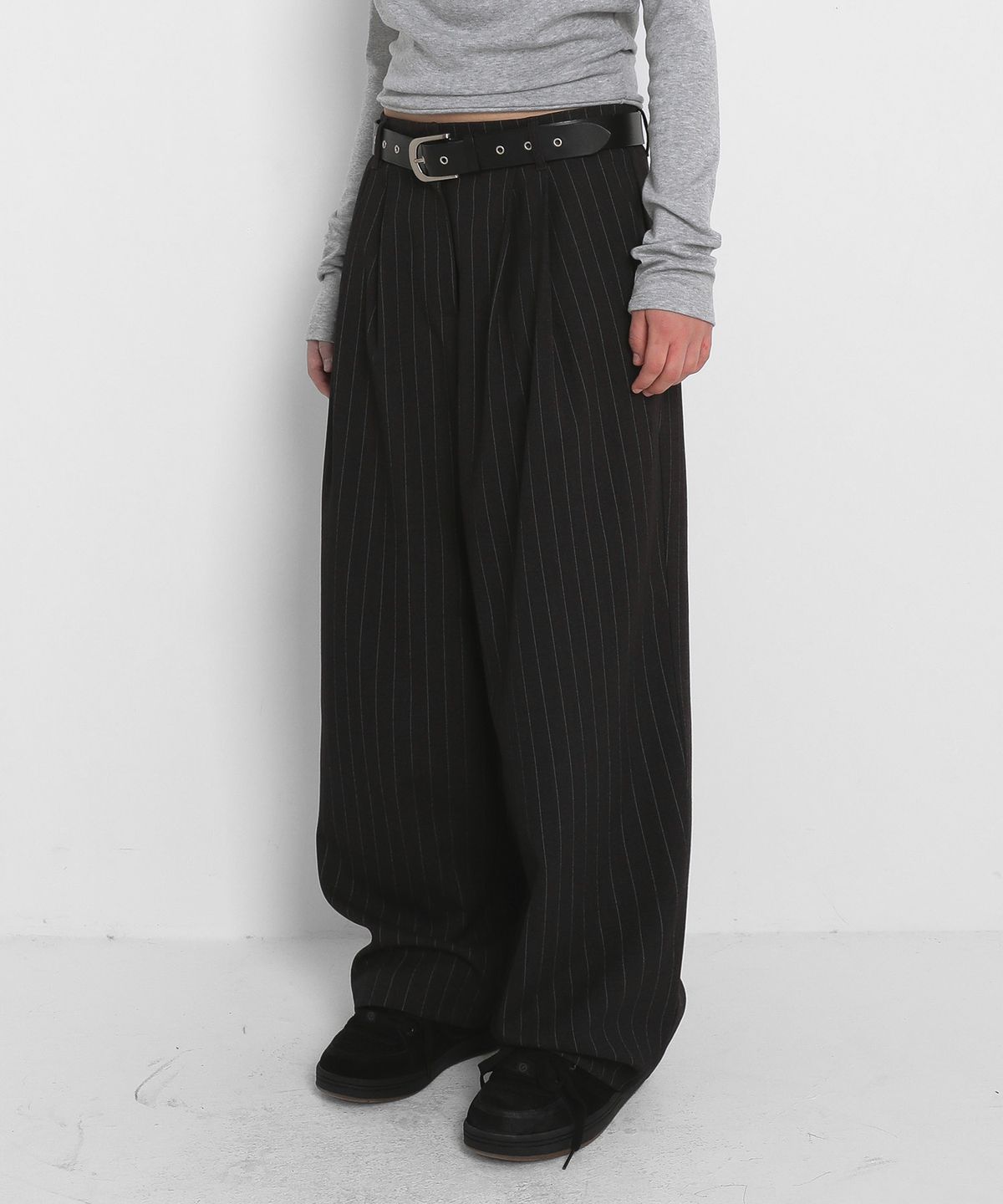 샌드릭(SANDRIC) BALLOON STRIPE WOOL SLACKS_CHARCOAL