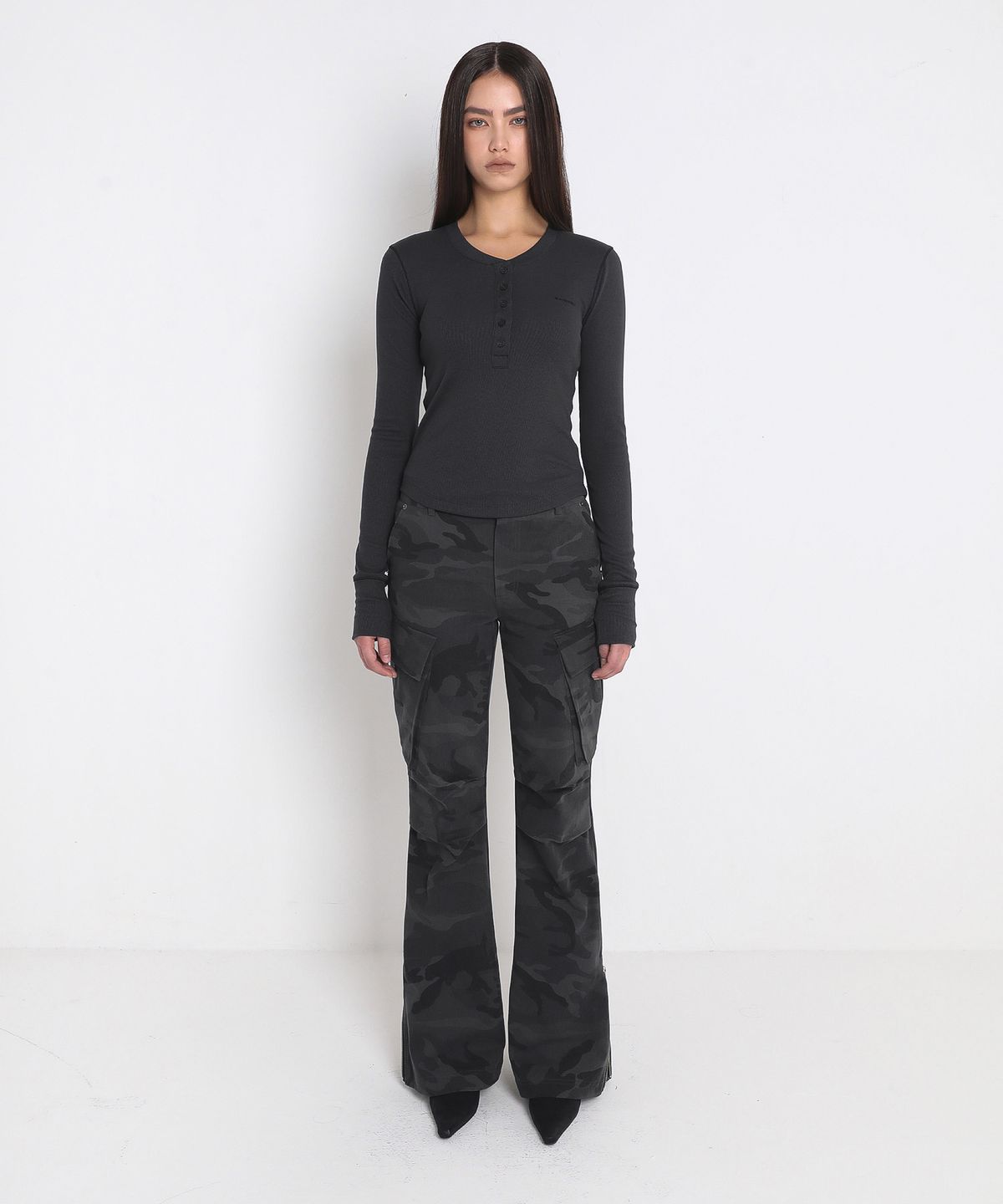 샌드릭(SANDRIC) BOOTCUT CAMO CARGO PANTS_CHARCOAL