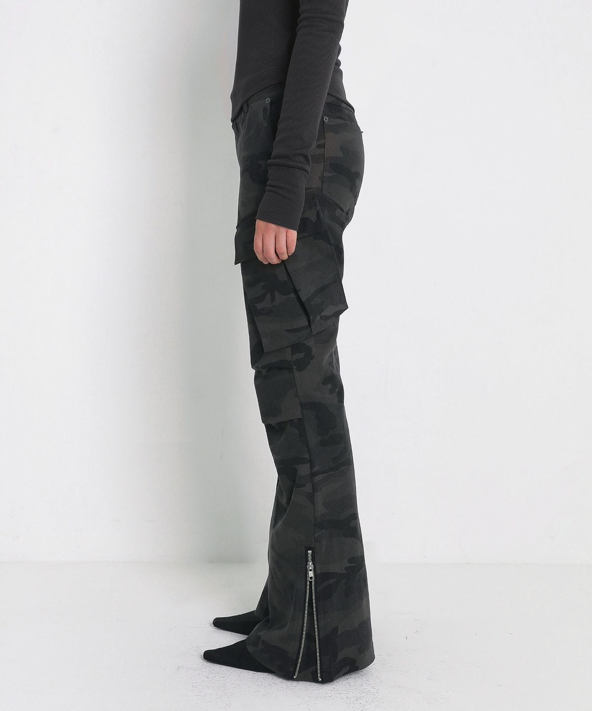 샌드릭(SANDRIC) BOOTCUT CAMO CARGO PANTS_CHARCOAL